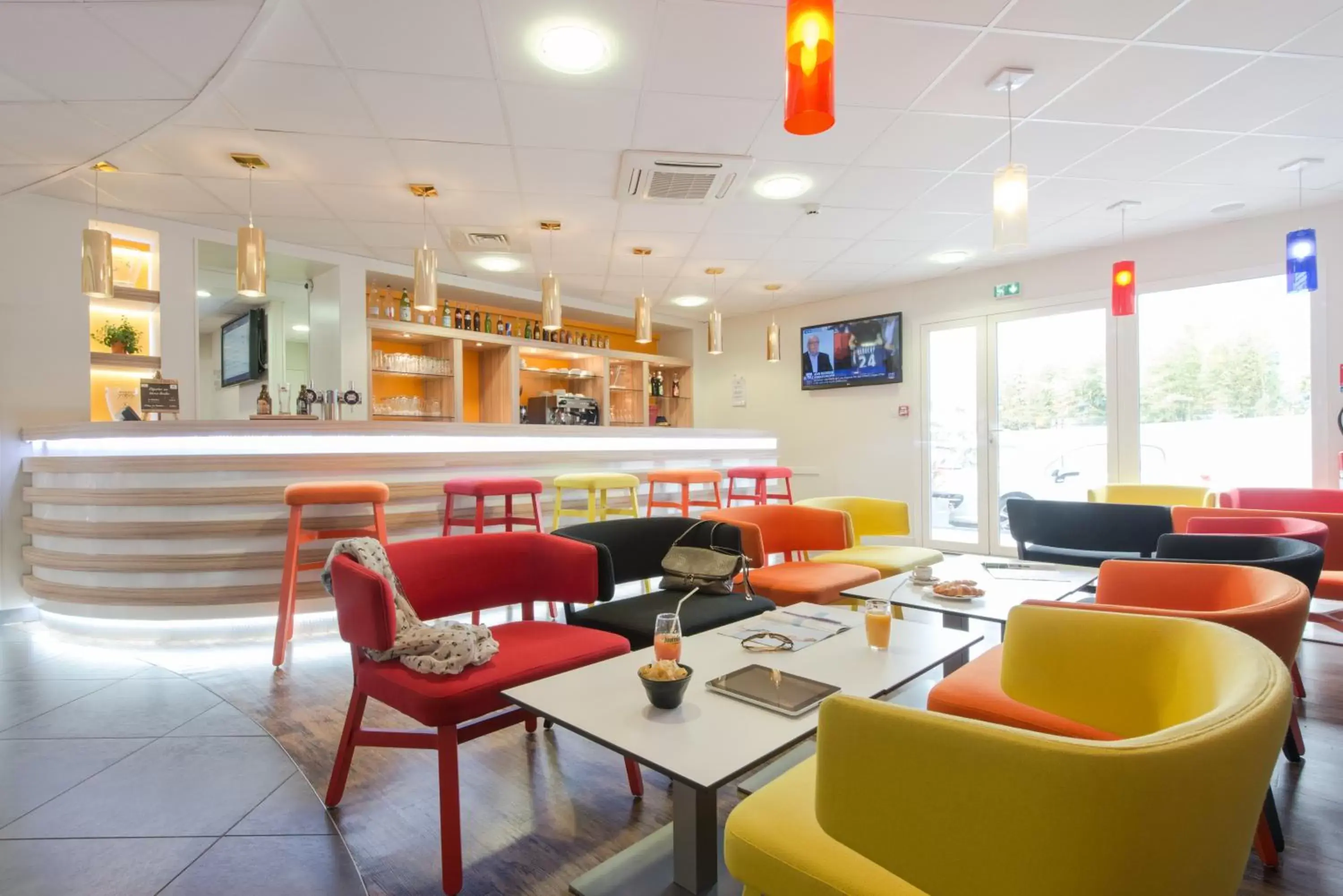 Lounge or bar, Lounge/Bar in Kyriad La Rochelle Centre - Les Minimes