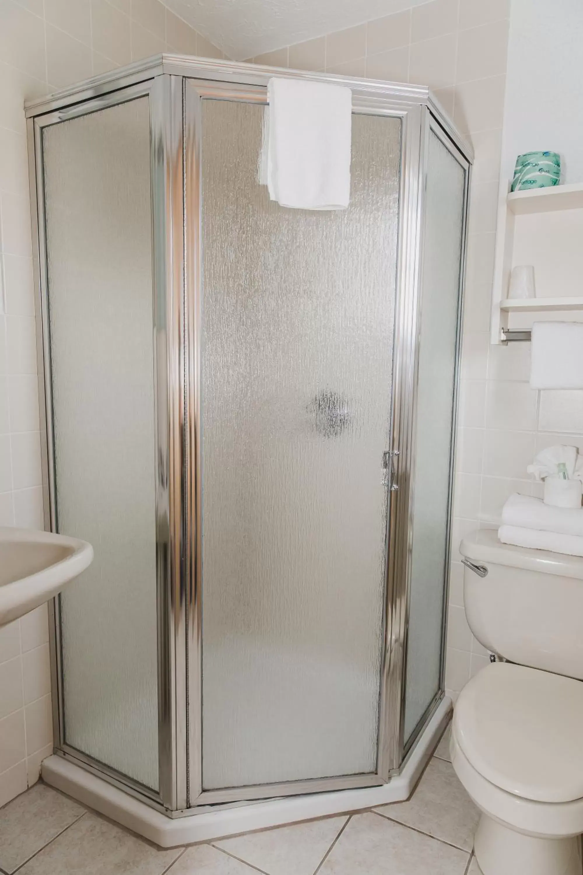 Bathroom in Heart of Wildwood Motel