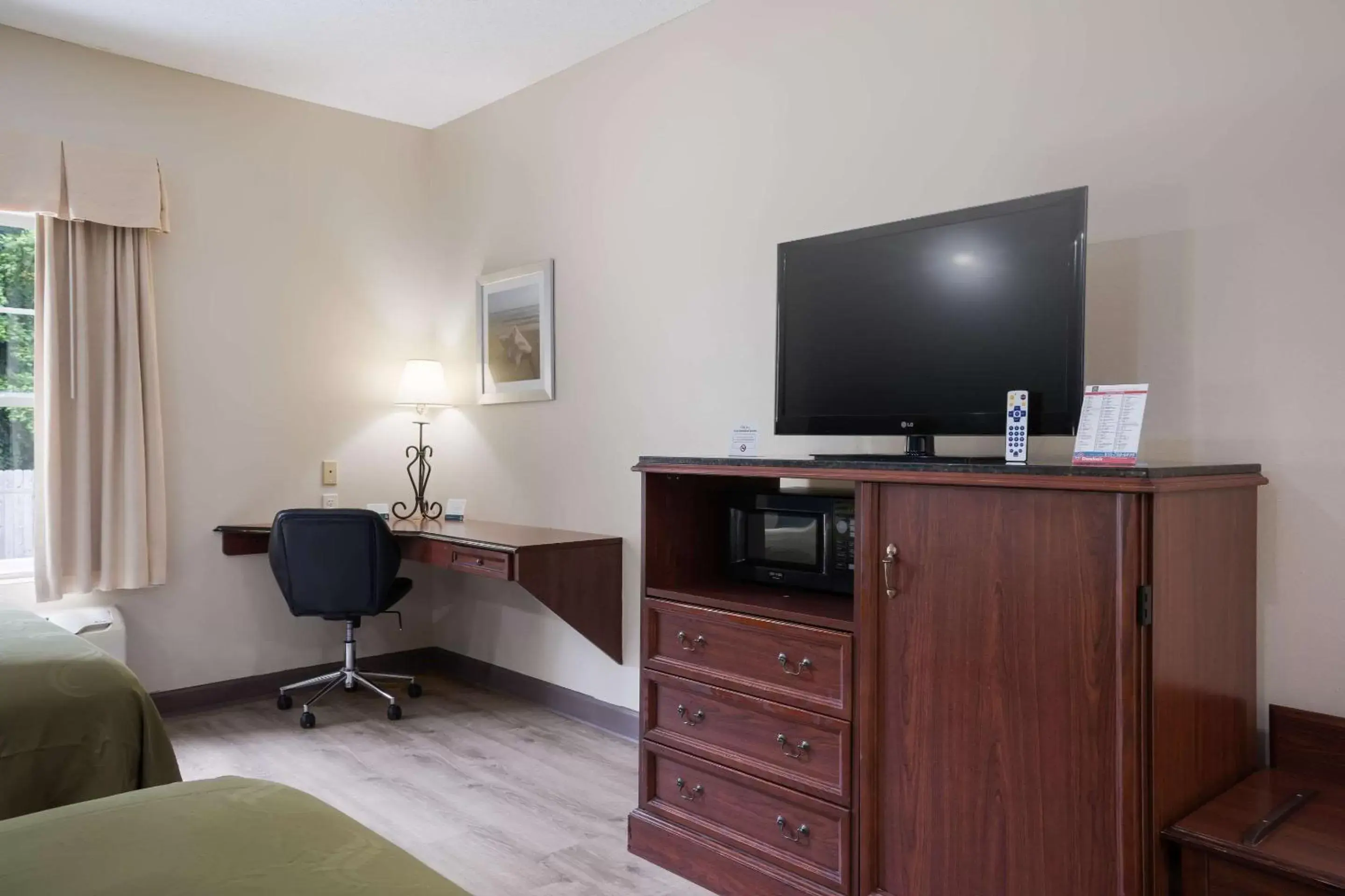 Photo of the whole room, TV/Entertainment Center in Quality Inn Wilmington