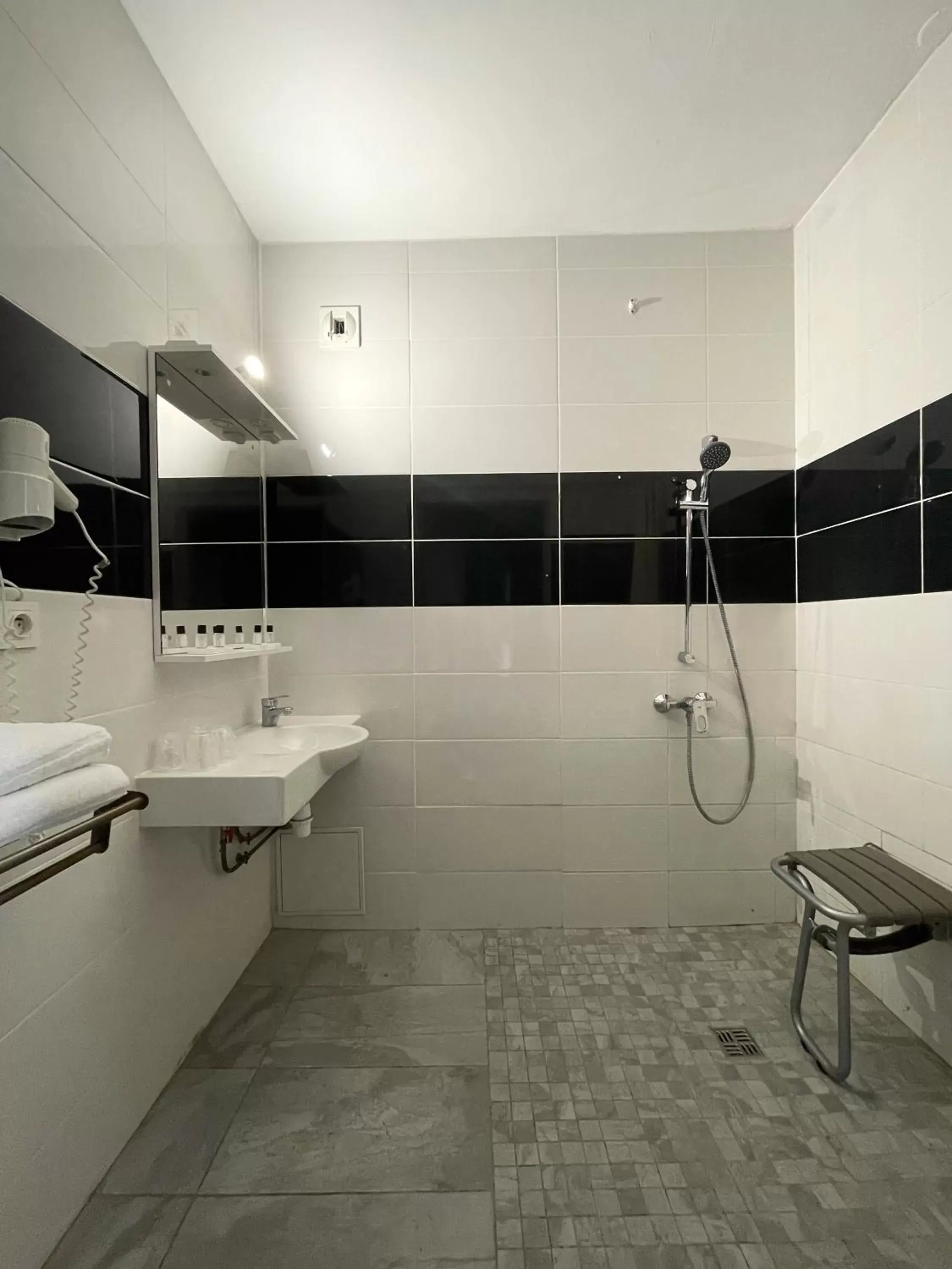 1 Double Bed 2 Single Beds in Hôtel Restaurant Kyriad Direct DIJON NORD - Zenith - Toison d'Or 1 Double Bed 2 Single Beds in Hôtel Restaurant Kyriad Direct DIJON NORD - Zenith - Toison d'Or