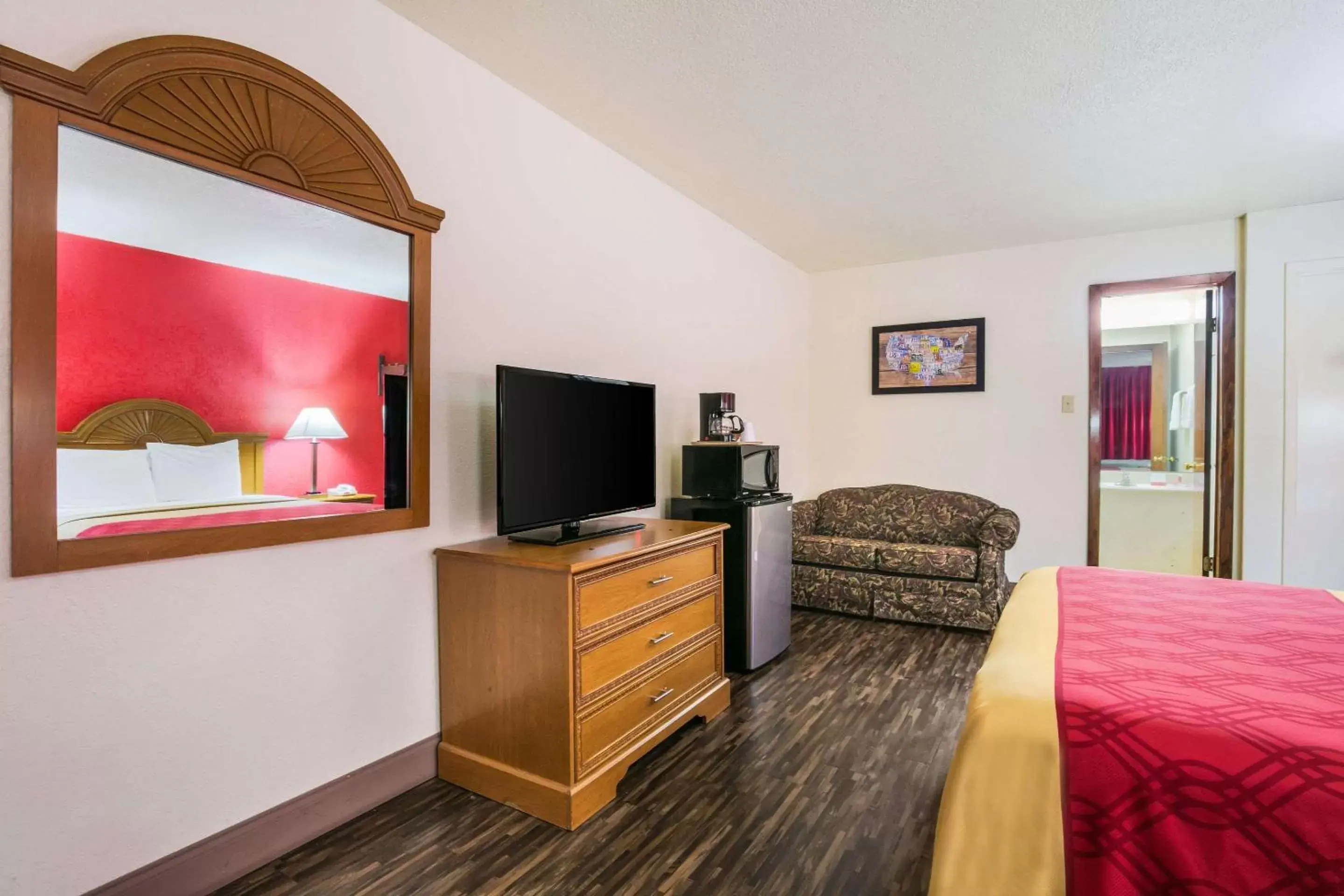 Photo of the whole room, TV/Entertainment Center in Econo Lodge & Suites Brinkley
