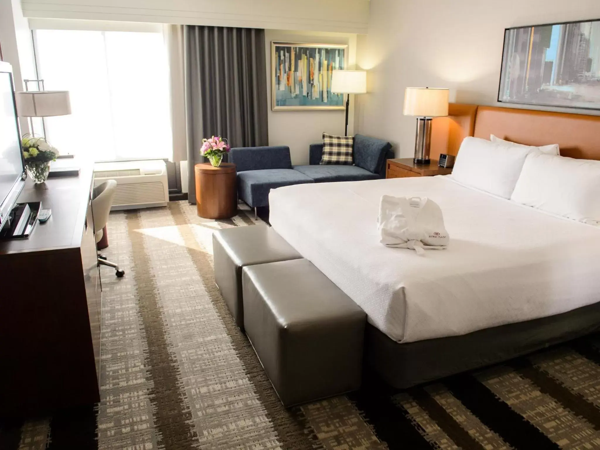 Photo of the whole room, Bed in Crowne Plaza Dulles Airport, an IHG Hotel