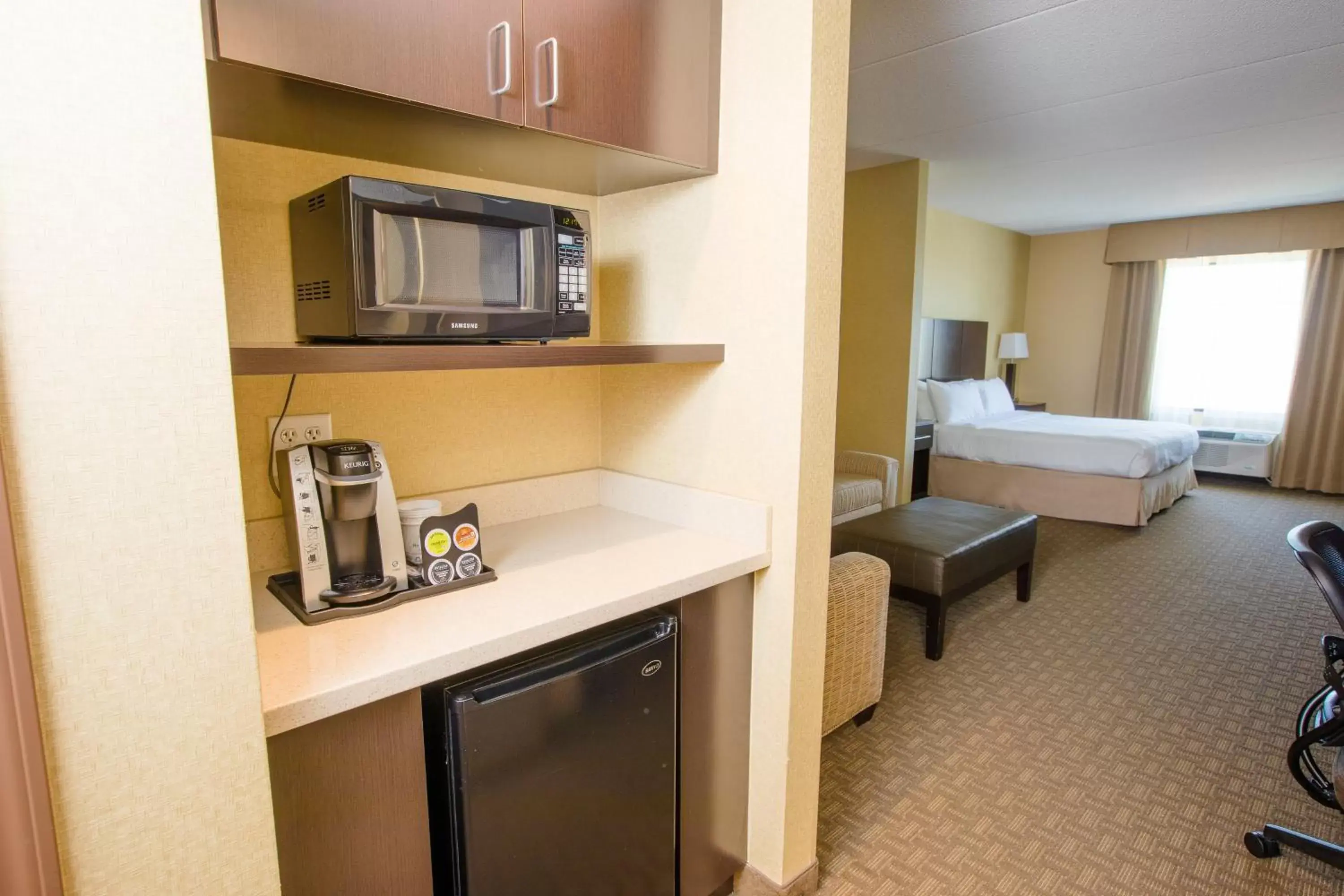Bedroom, Kitchen/Kitchenette in Holiday Inn Phoenix/Chandler, an IHG Hotel