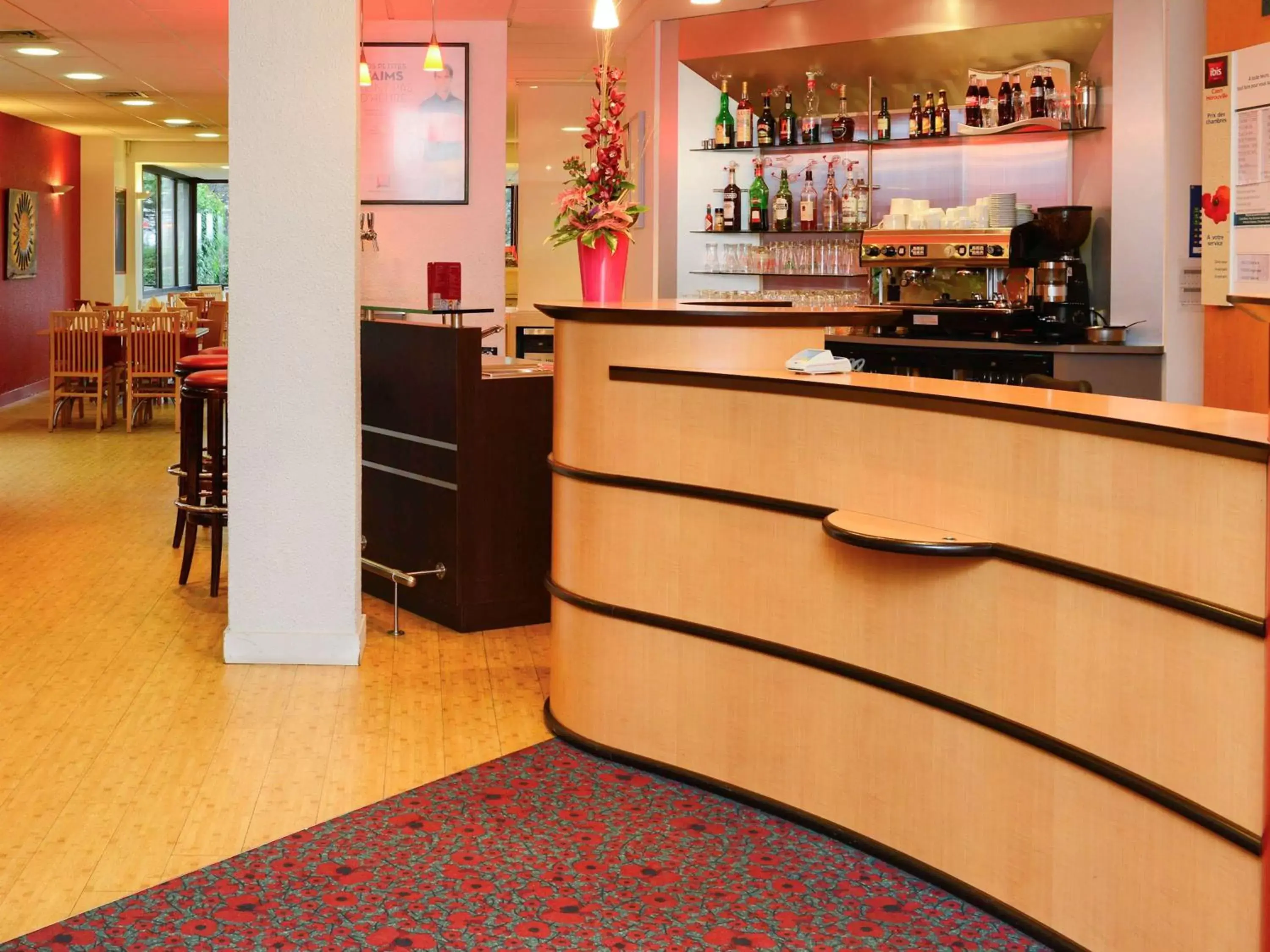 Property building, Lounge/Bar in ibis Caen Porte d’Angleterre