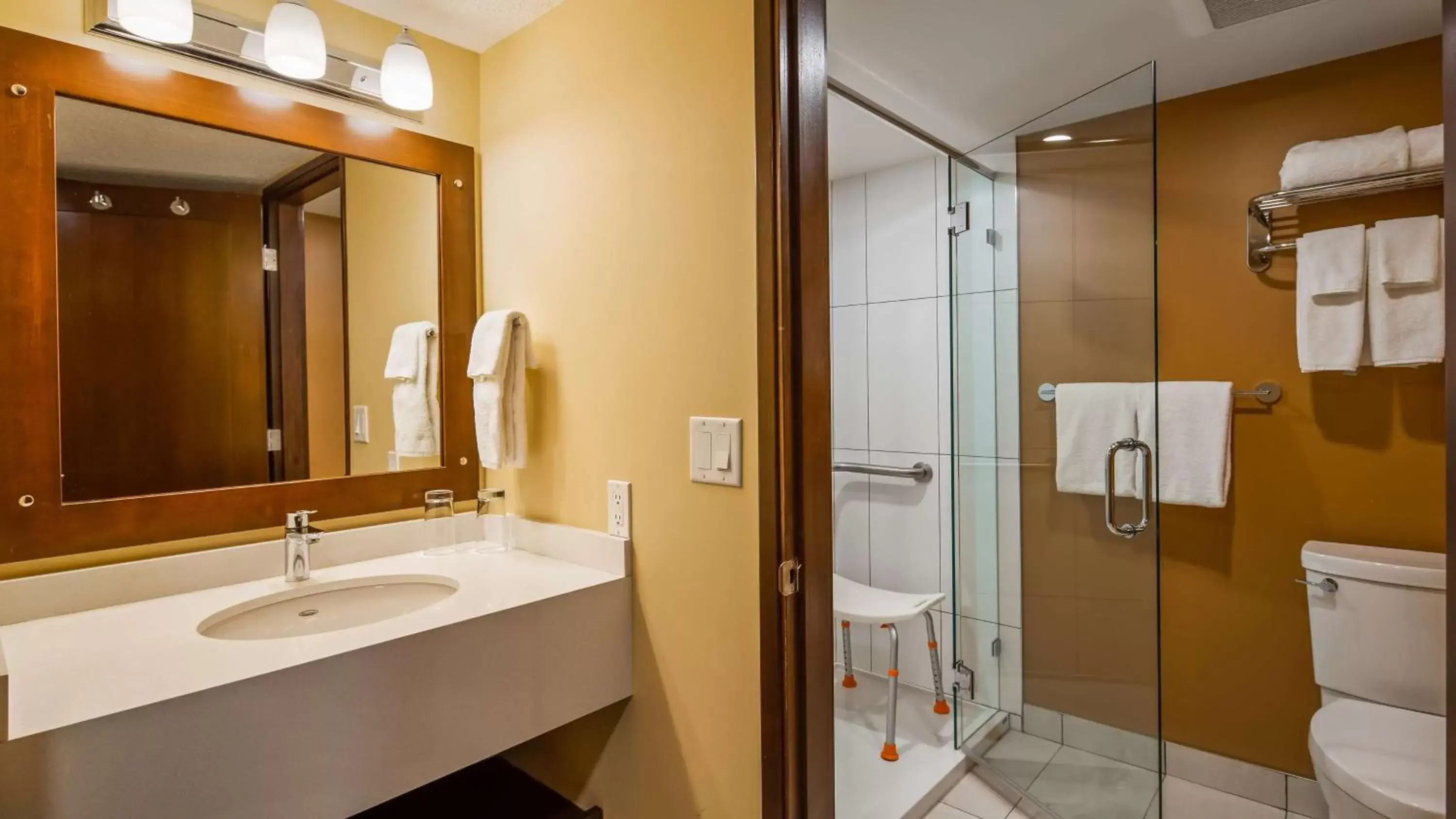 Photo of the whole room, Bathroom in Best Western Plus Emerald Isle Hotel