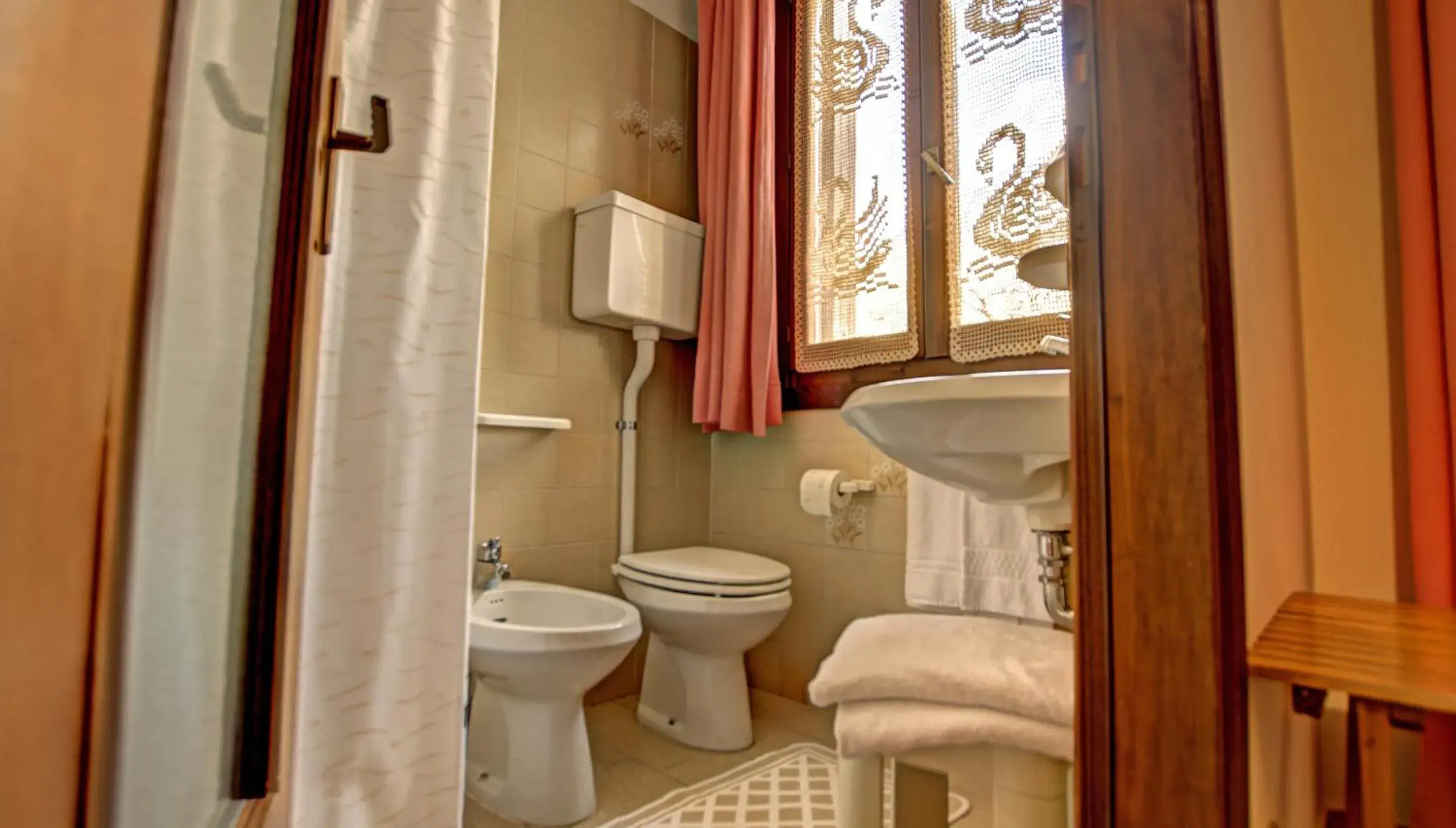 Bathroom in Albergo Casa Este