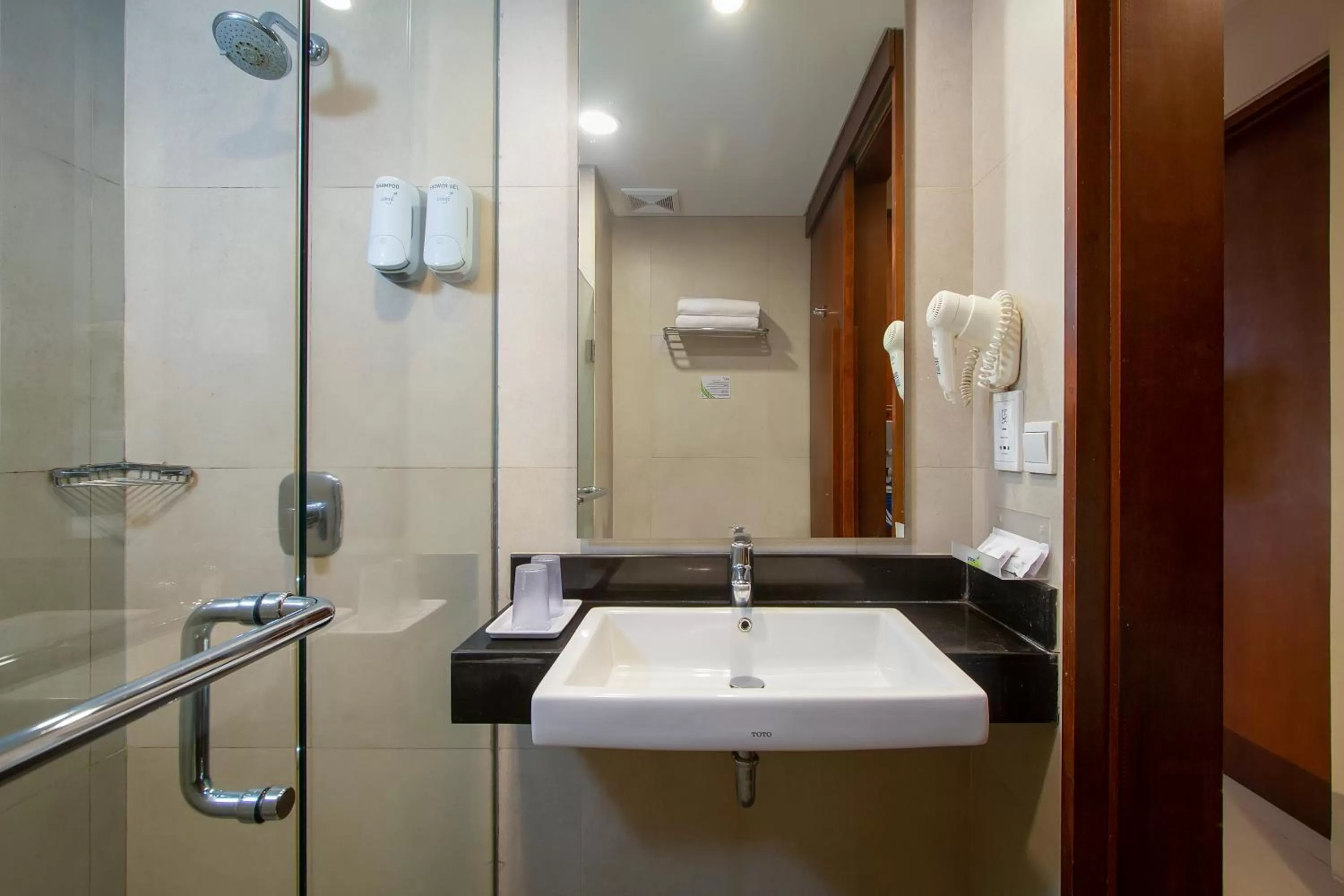 Shower in PrimeBiz Hotel Kuta
