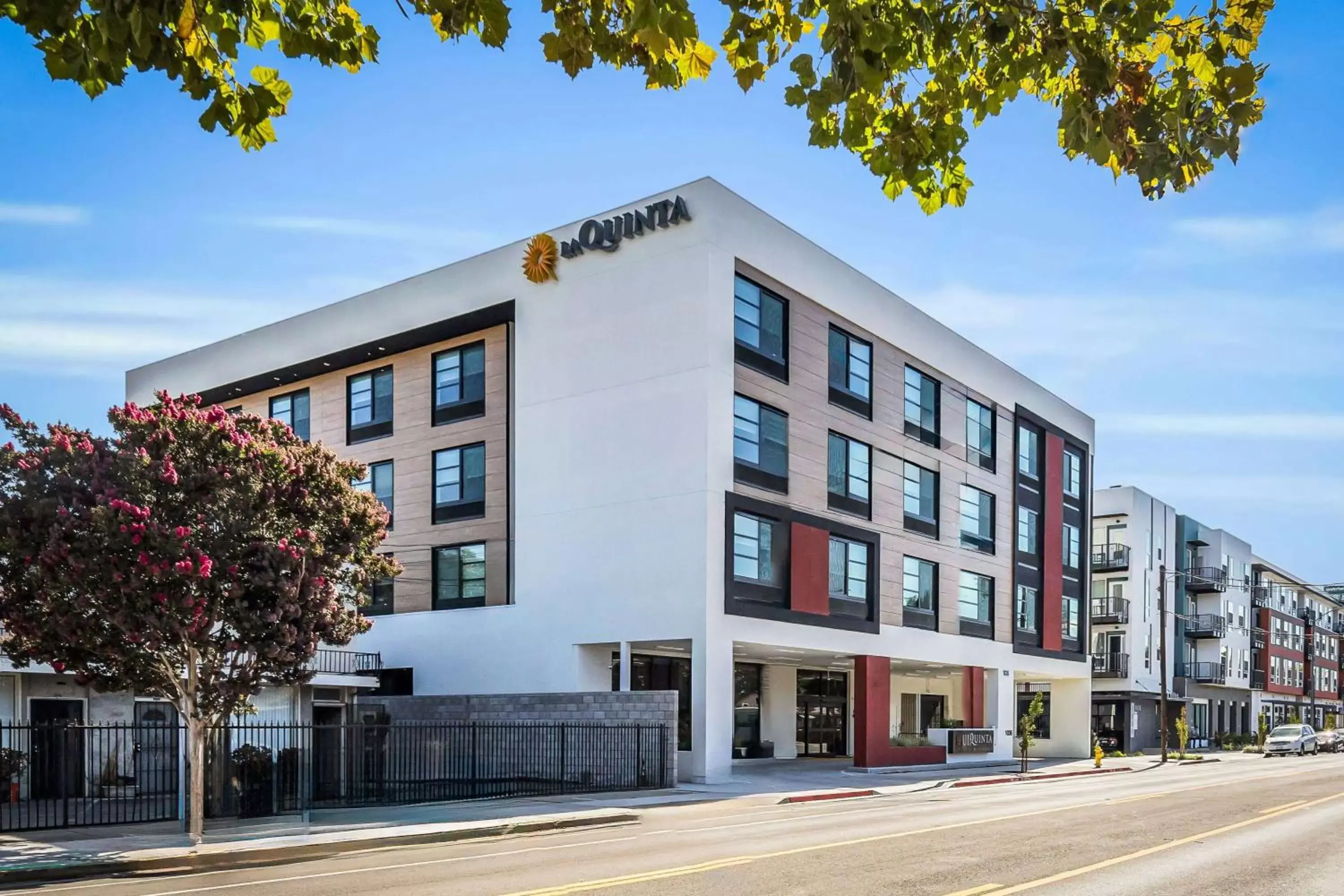 Property Building in La Quinta Inn & Suites by Wyndham San Jose Silicon Valley