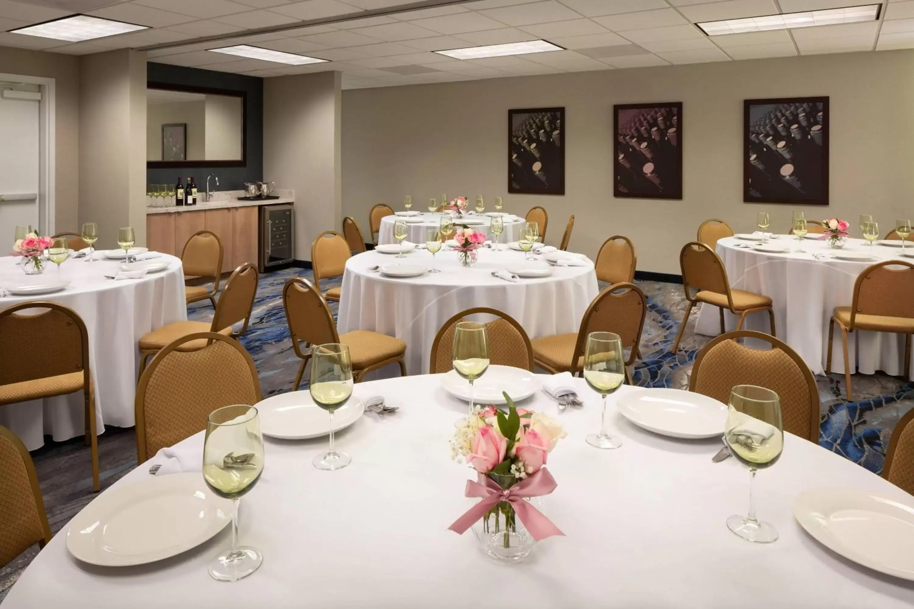 Meeting/conference room, Restaurant/Places to Eat in Fairfield Inn and Suites by Marriott Napa American Canyon