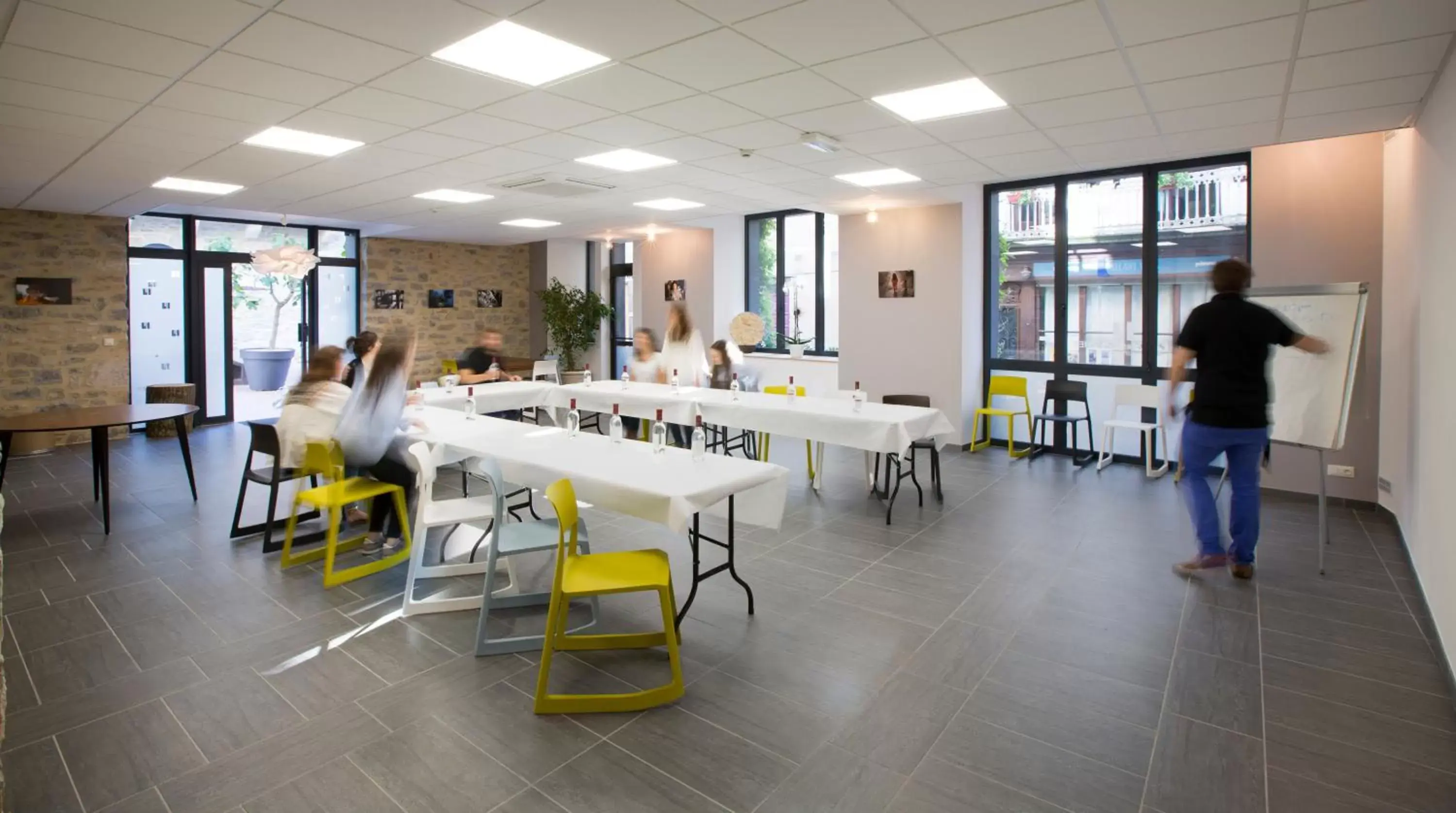 Meeting/conference room in Urban Style LES FLEURINES
