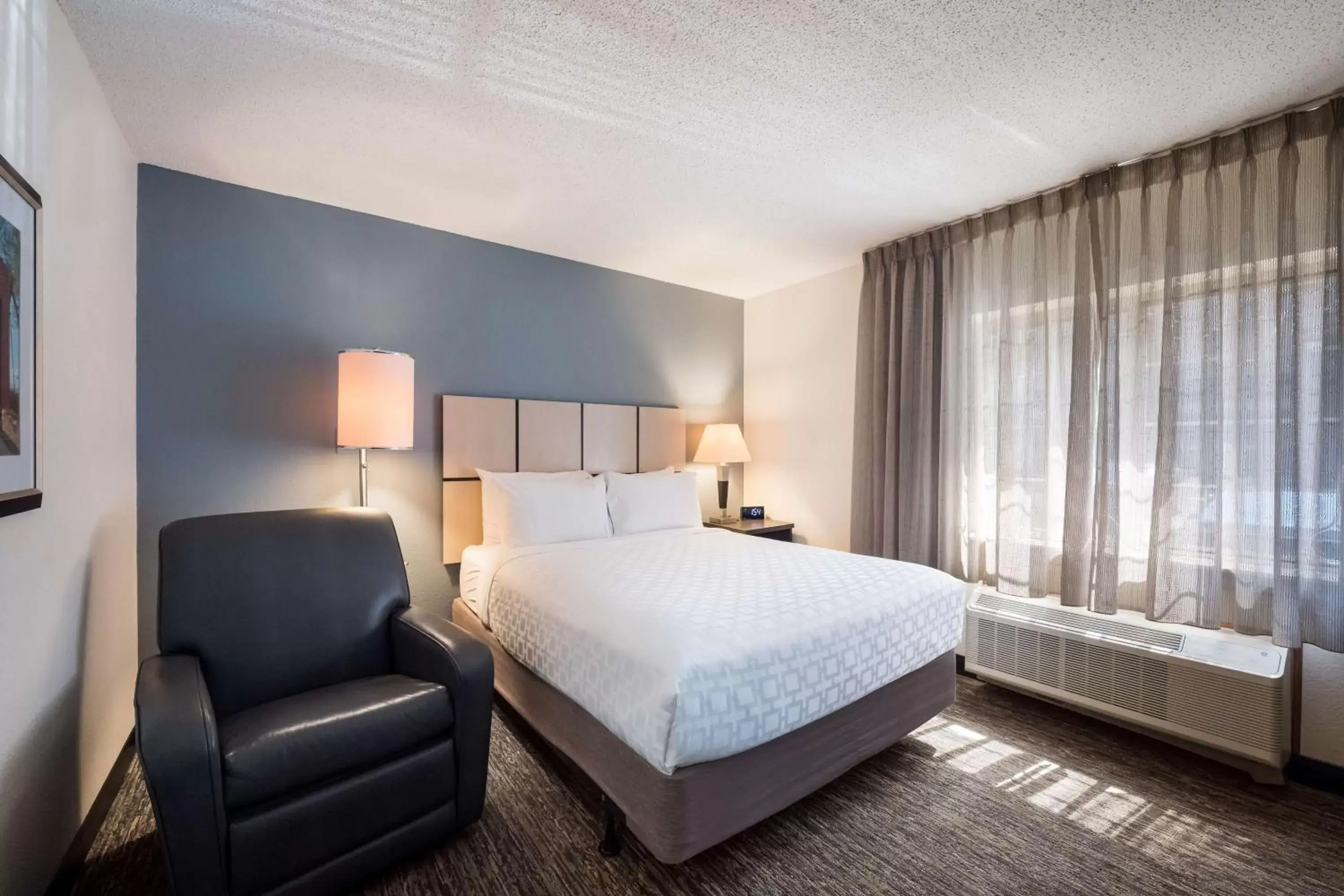 Photo of the whole room, Bed in Sonesta Simply Suites Cleveland North Olmsted Airport