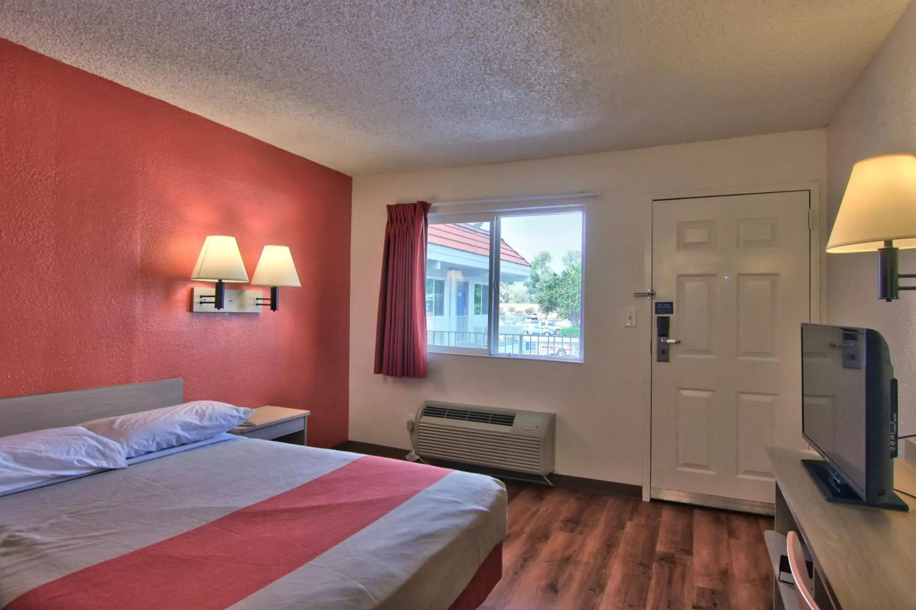 Photo of the whole room, Room Photo in Motel 6-Sacramento, CA - Old Sacramento North