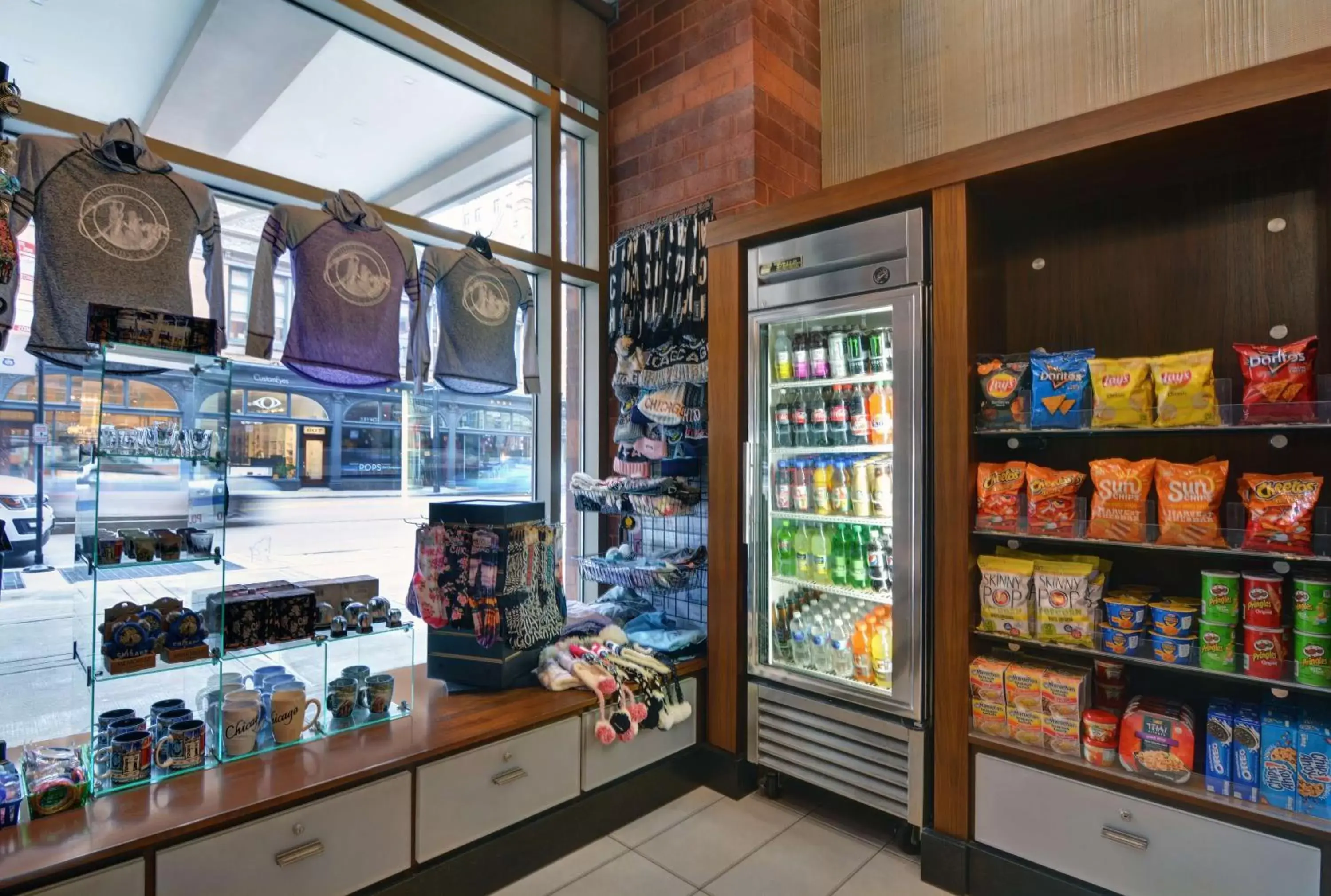 On-site shops, Supermarket/Shops in Embassy Suites Chicago - Downtown River North