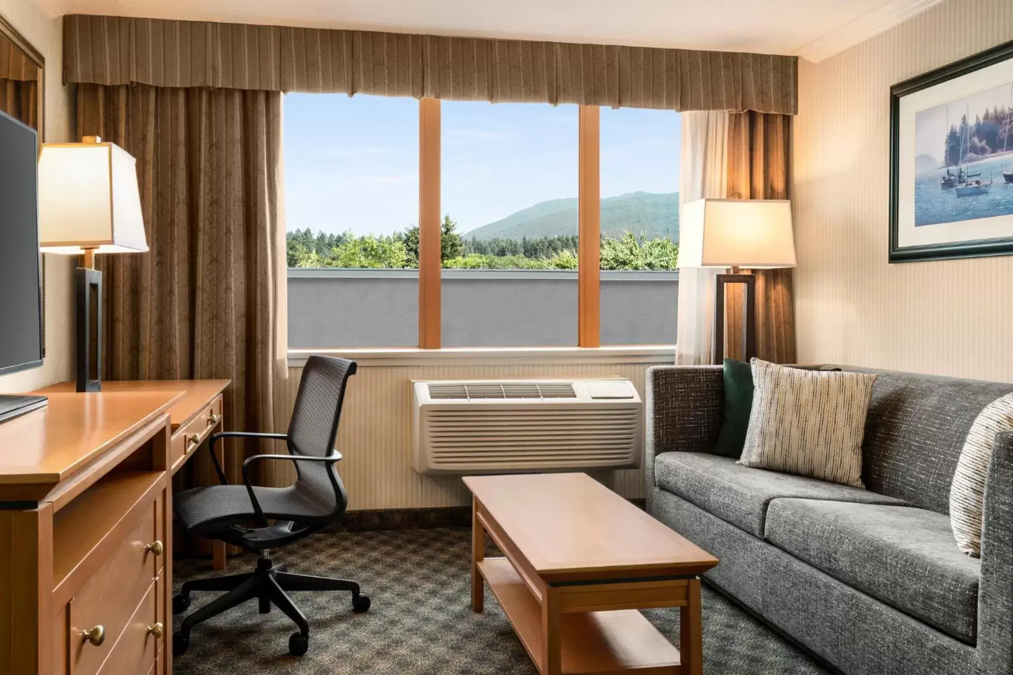 Photo of the whole room, Seating Area in Holiday Inn & Suites North Vancouver, an IHG Hotel