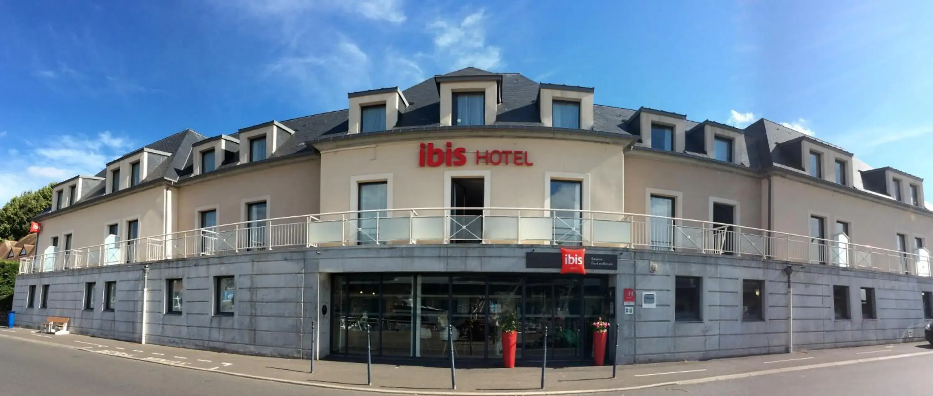 Facade/entrance, Property Building in ibis Bayeux Port En Bessin