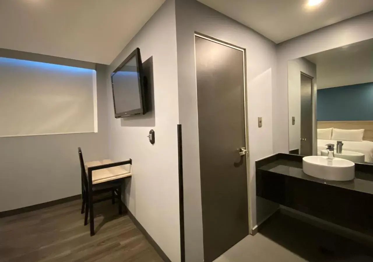 TV and multimedia, Bathroom in Hotel Estrella de Oriente