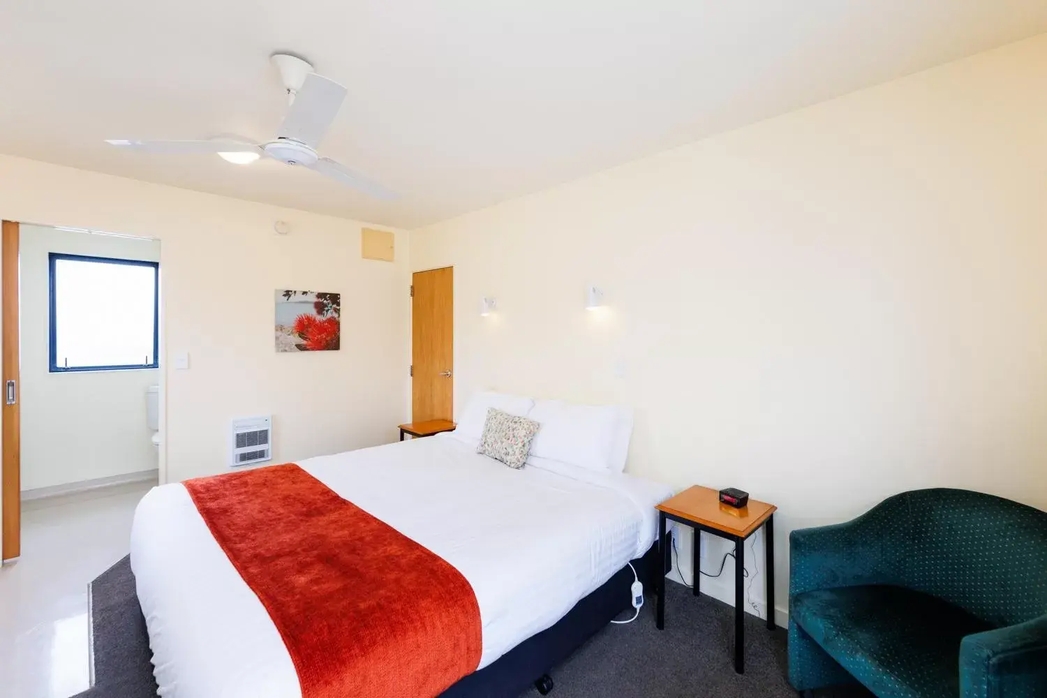 Photo of the whole room, Bed in Bella Vista Motel Palmerston North Photo of the whole room, Bed in Bella Vista Motel Palmerston North