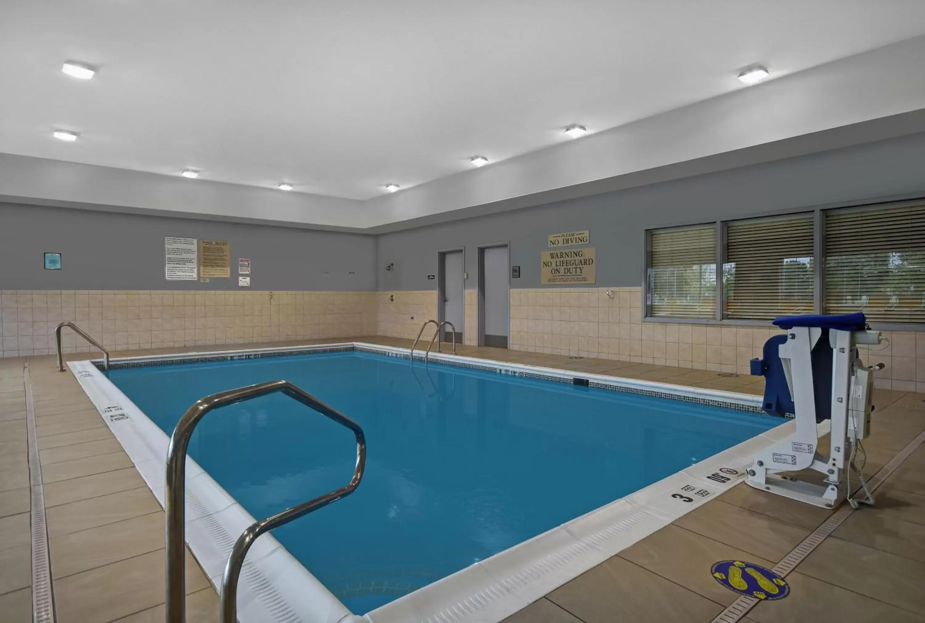 Swimming Pool in Country Inn & Suites by Radisson, Rochester-University Area, NY