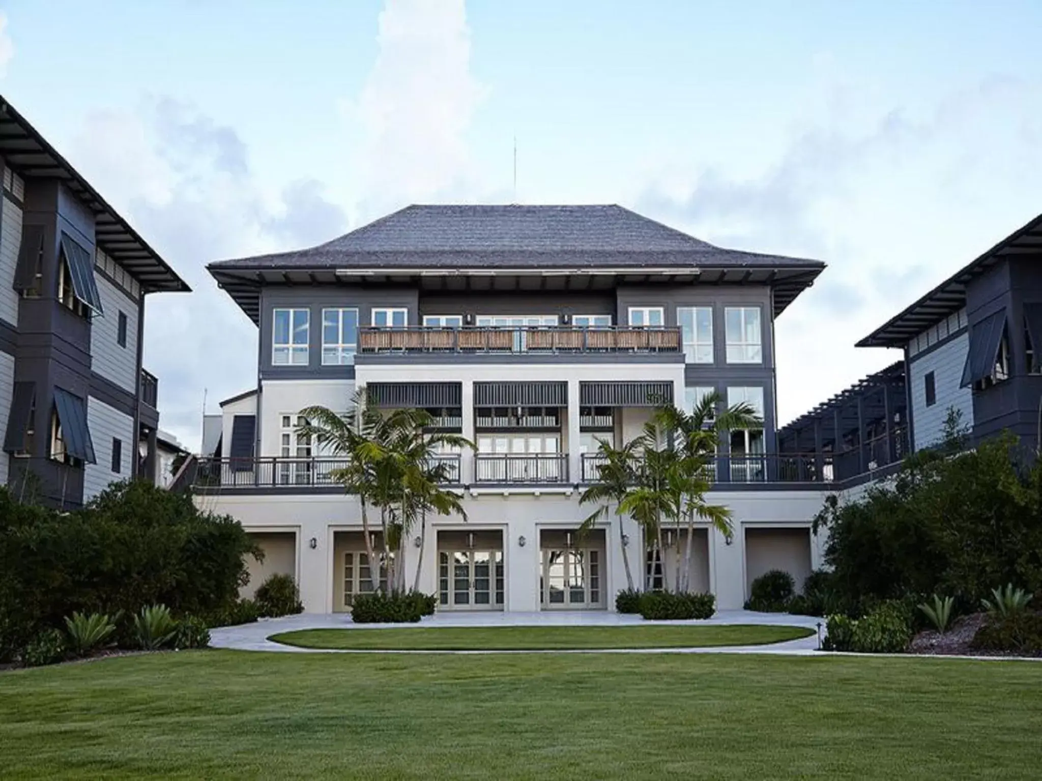 Facade/entrance, Property Building in The Island House