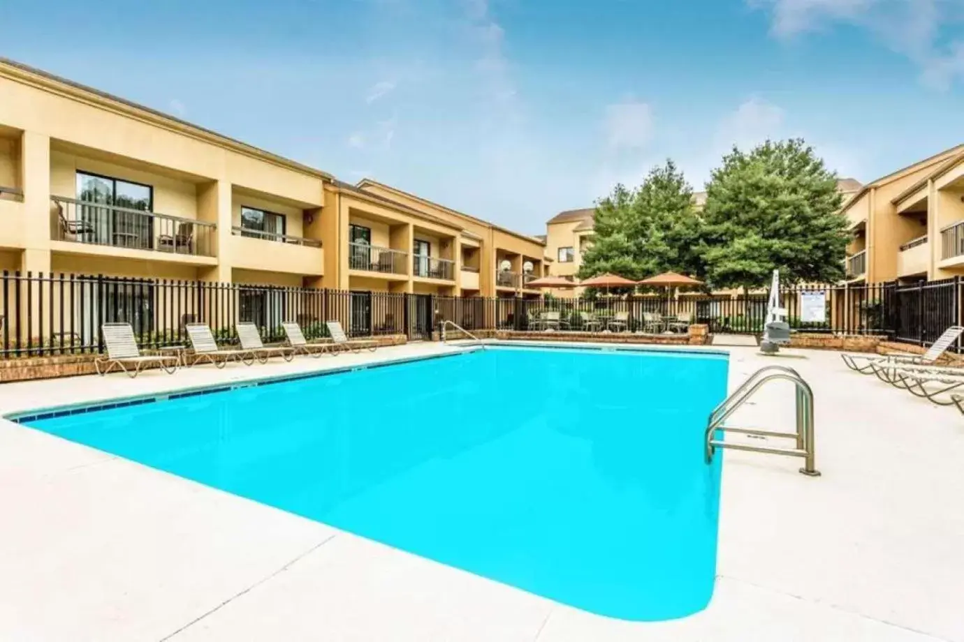 Swimming Pool in Comfort Inn Roswell-Dunwoody