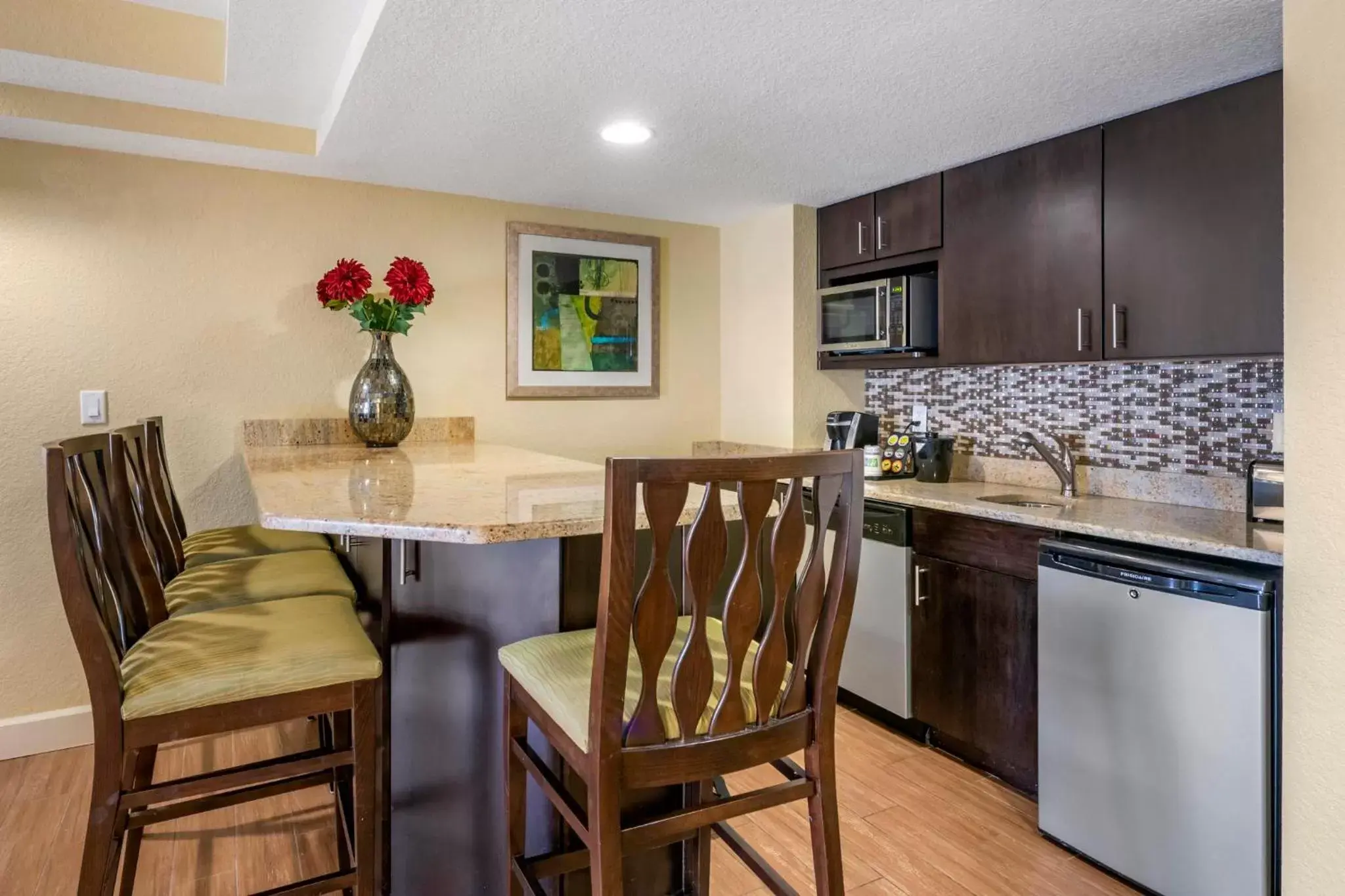 Photo of the whole room, Kitchen/Kitchenette in Holiday Inn Resort Orlando - Lake Buena Vista, an IHG Hotel