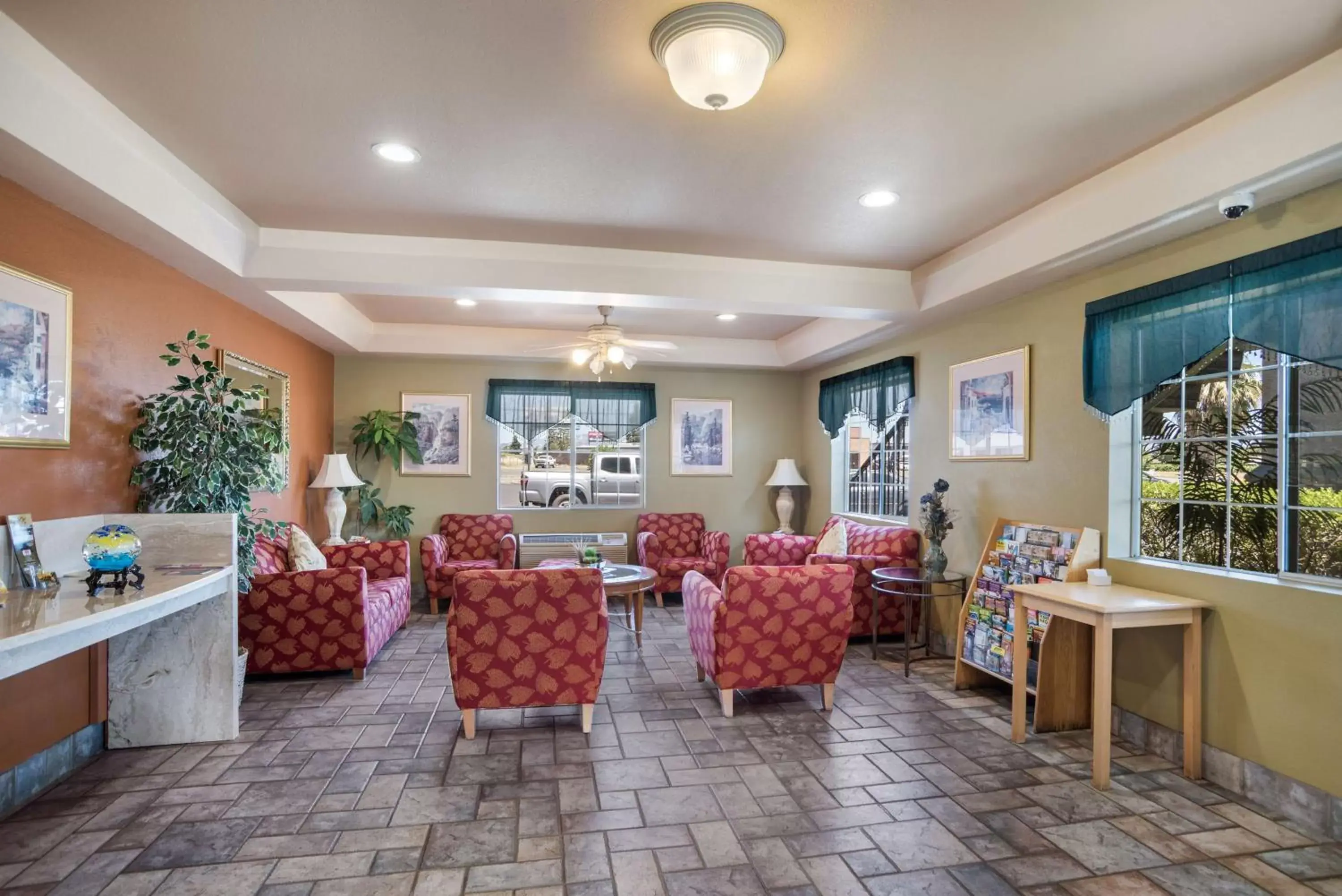 Lobby or reception, Restaurant/Places to Eat in SureStay Hotel by Best Western Ukiah