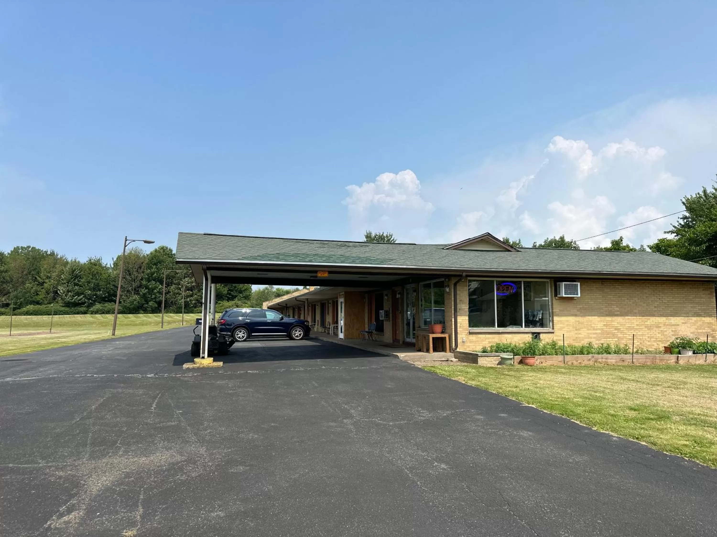 Property building in Thruway Holiday Motel
