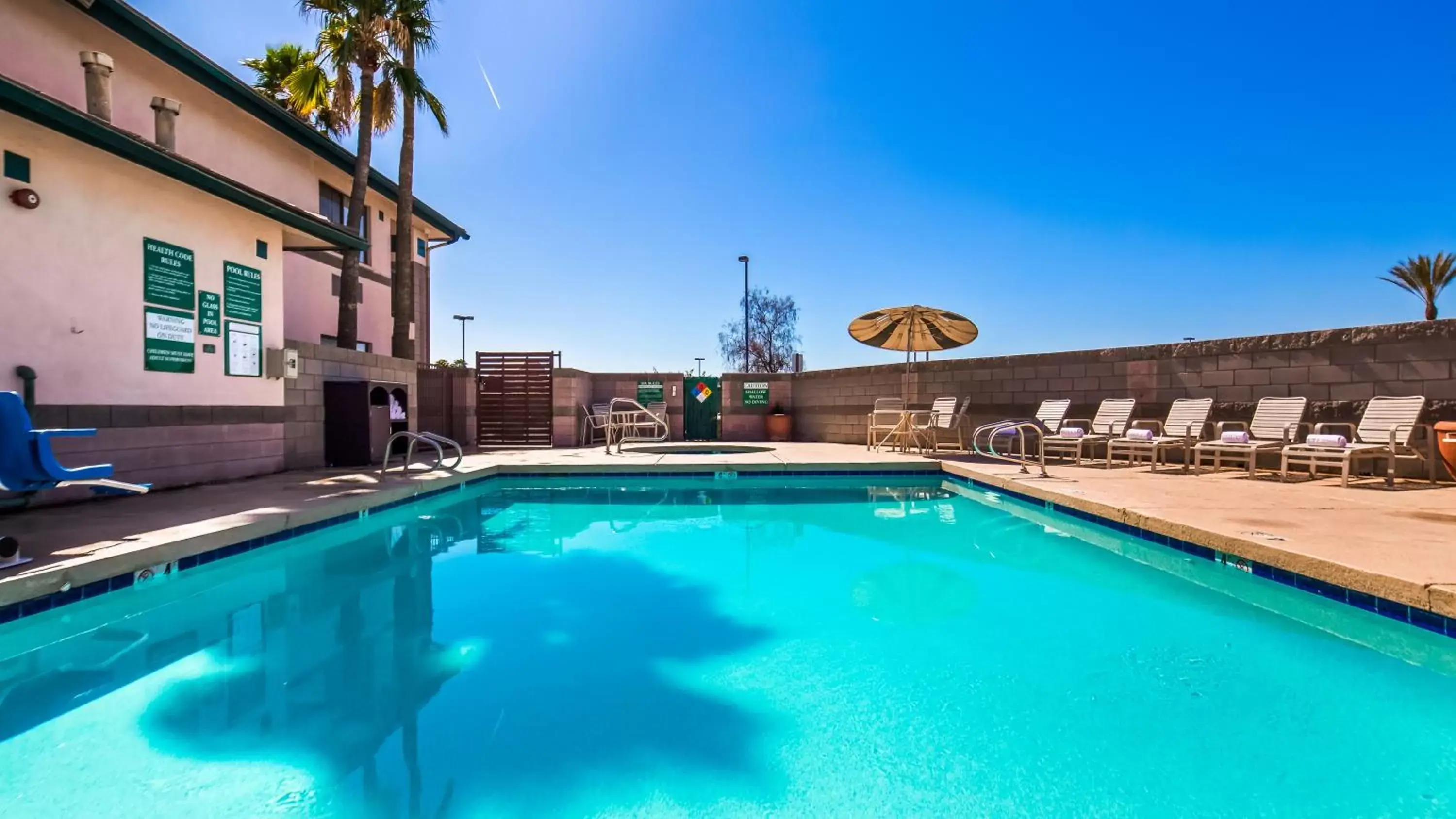 Swimming Pool in Best Western Superstition Springs Inn