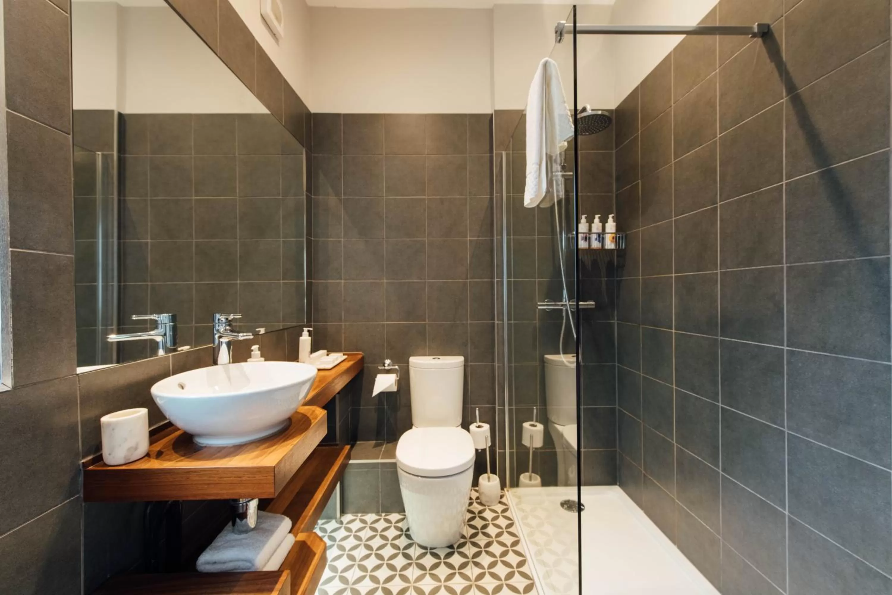 Shower in The Fox at Willian