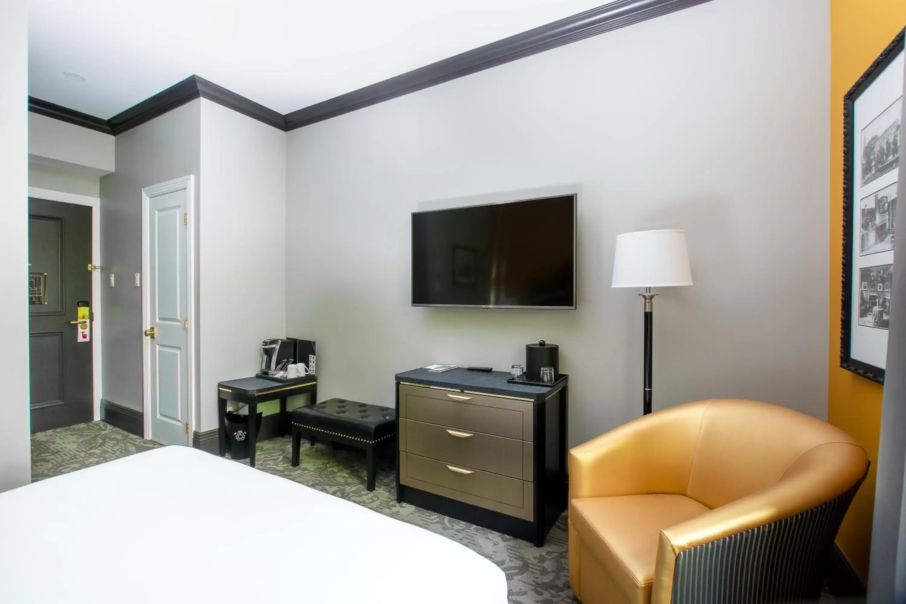 Bed in Hotel Clarendon Bed in Hotel Clarendon