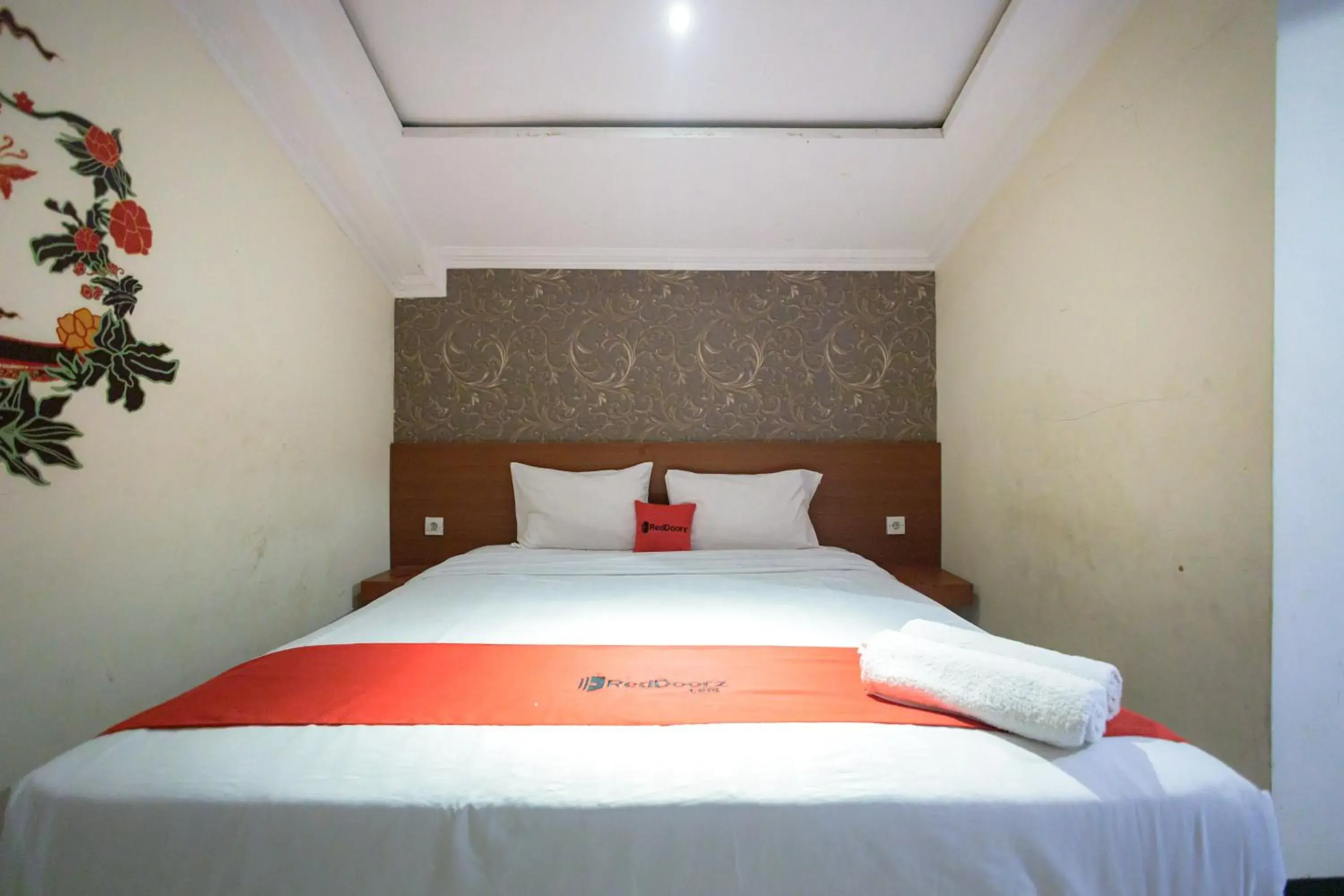 Bedroom, Bed in RedDoorz @ Kutisari Surabaya