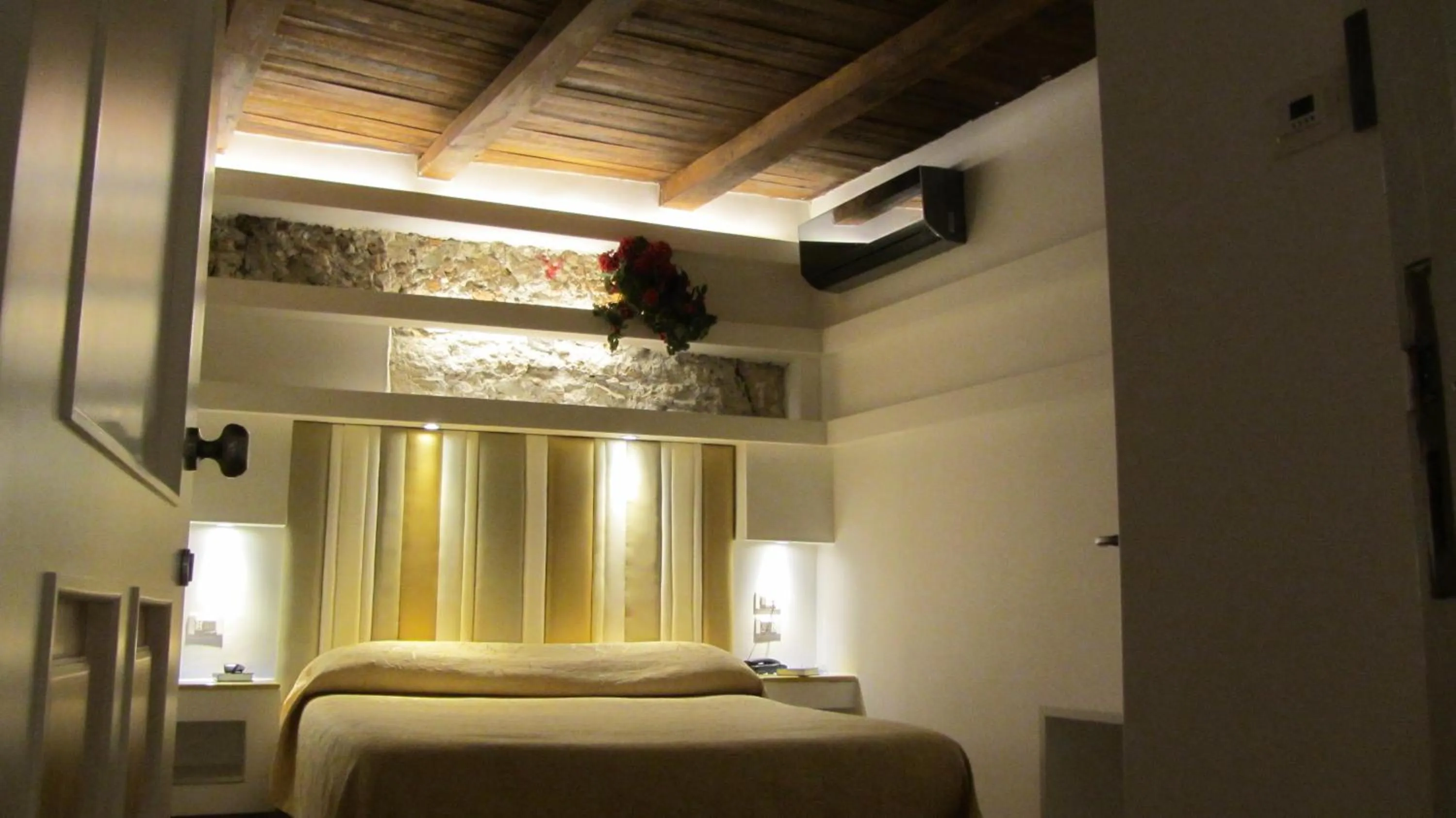 Shower, Bed in Albergo Del Centro Storico