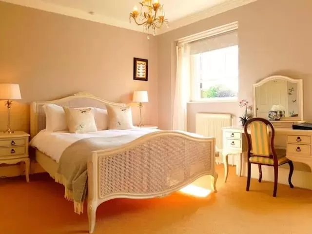 Deluxe Double Room with Bath in No 6 The Square Tearooms & Accommodation