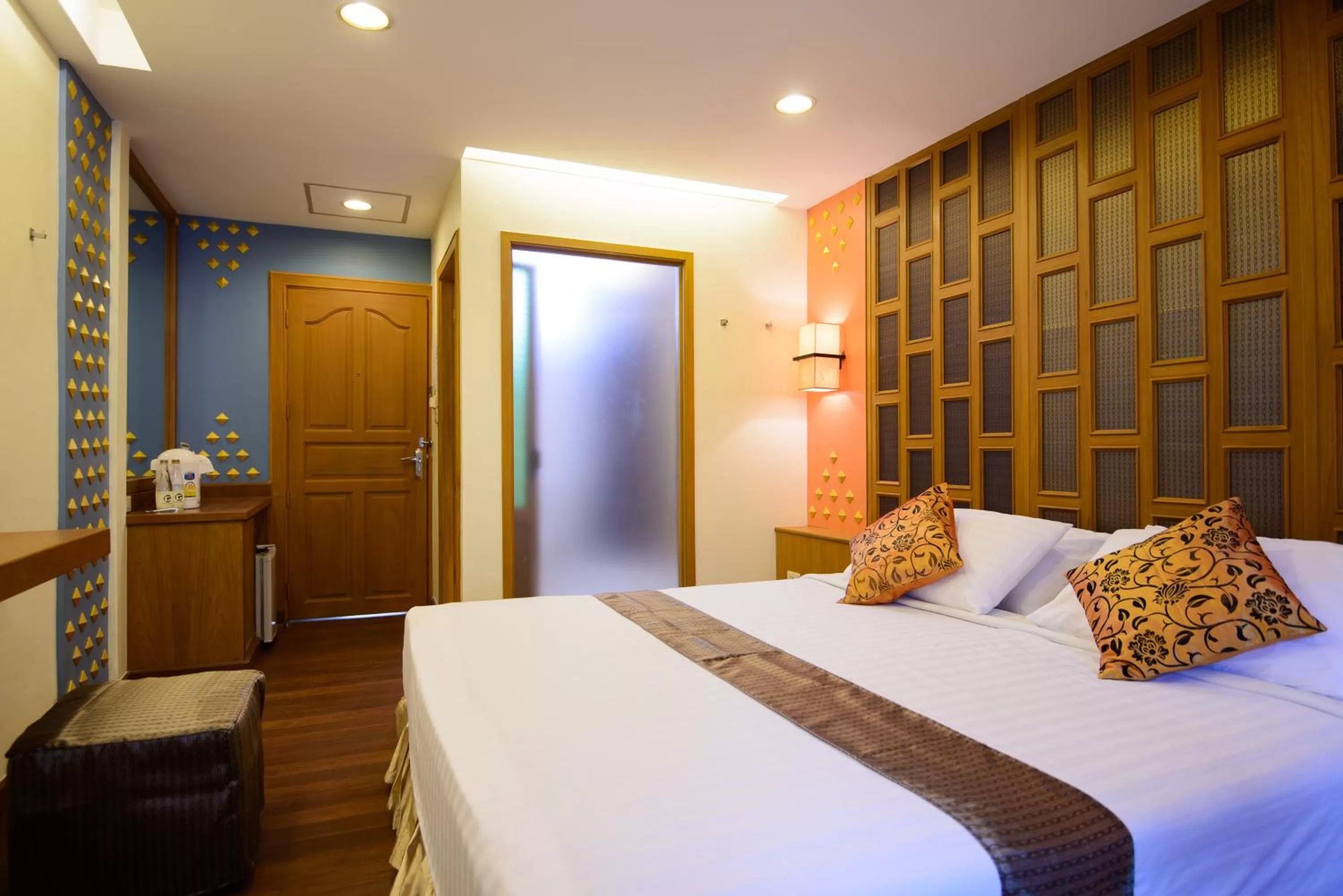 Photo of the whole room, Bed in Golden House