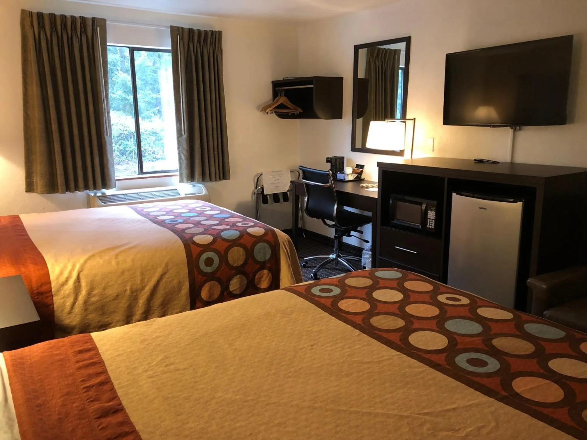 Bedroom, Bed in Super 8 by Wyndham Lacey Olympia Area