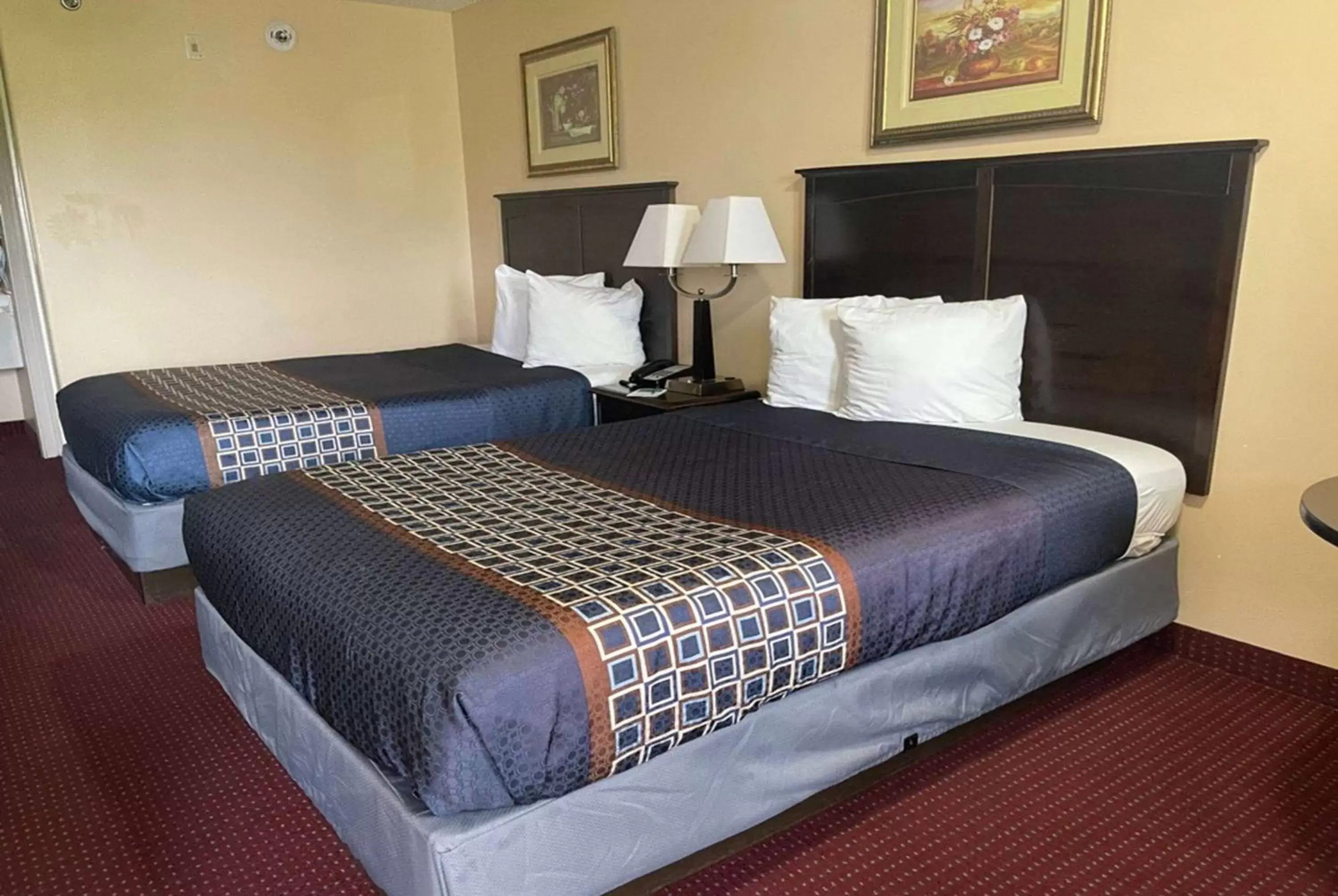 Photo of the whole room, Bed in Carom Inn a Travelodge by Wyndham Denham Springs-Baton Rouge