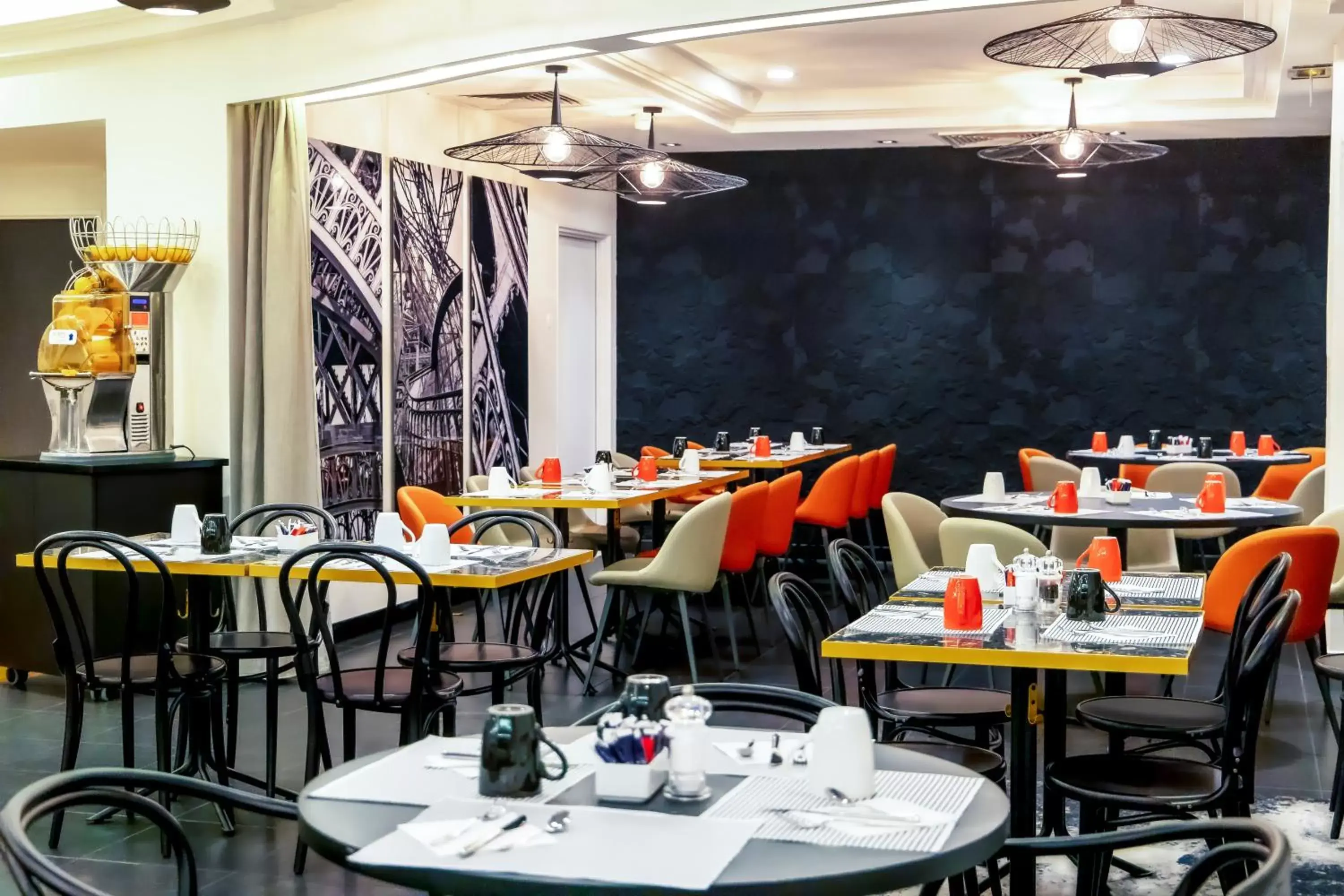 Restaurant/Places to Eat in Novotel Paris 17