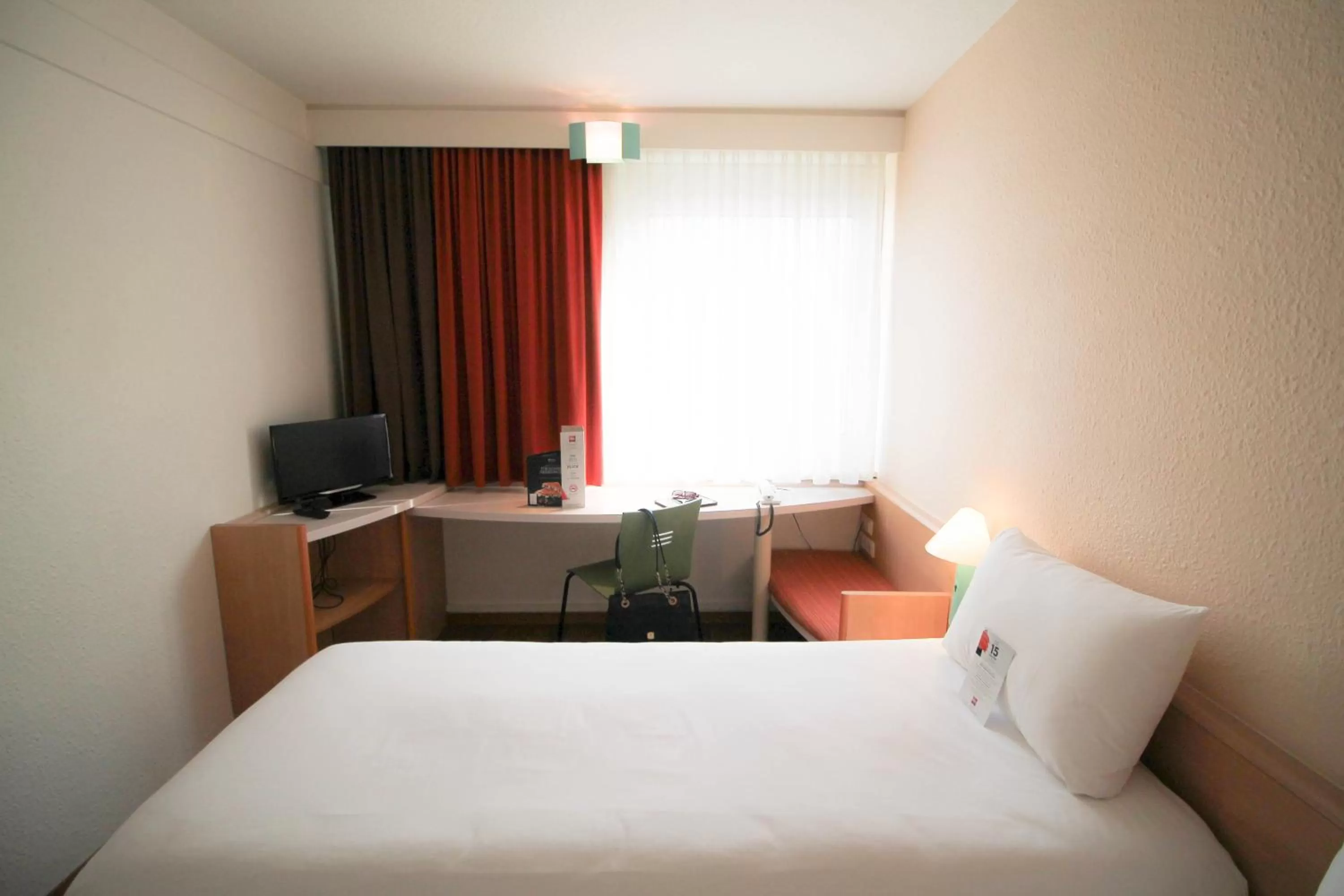 Photo of the whole room, Bed in ibis Hotel Düsseldorf Hauptbahnhof