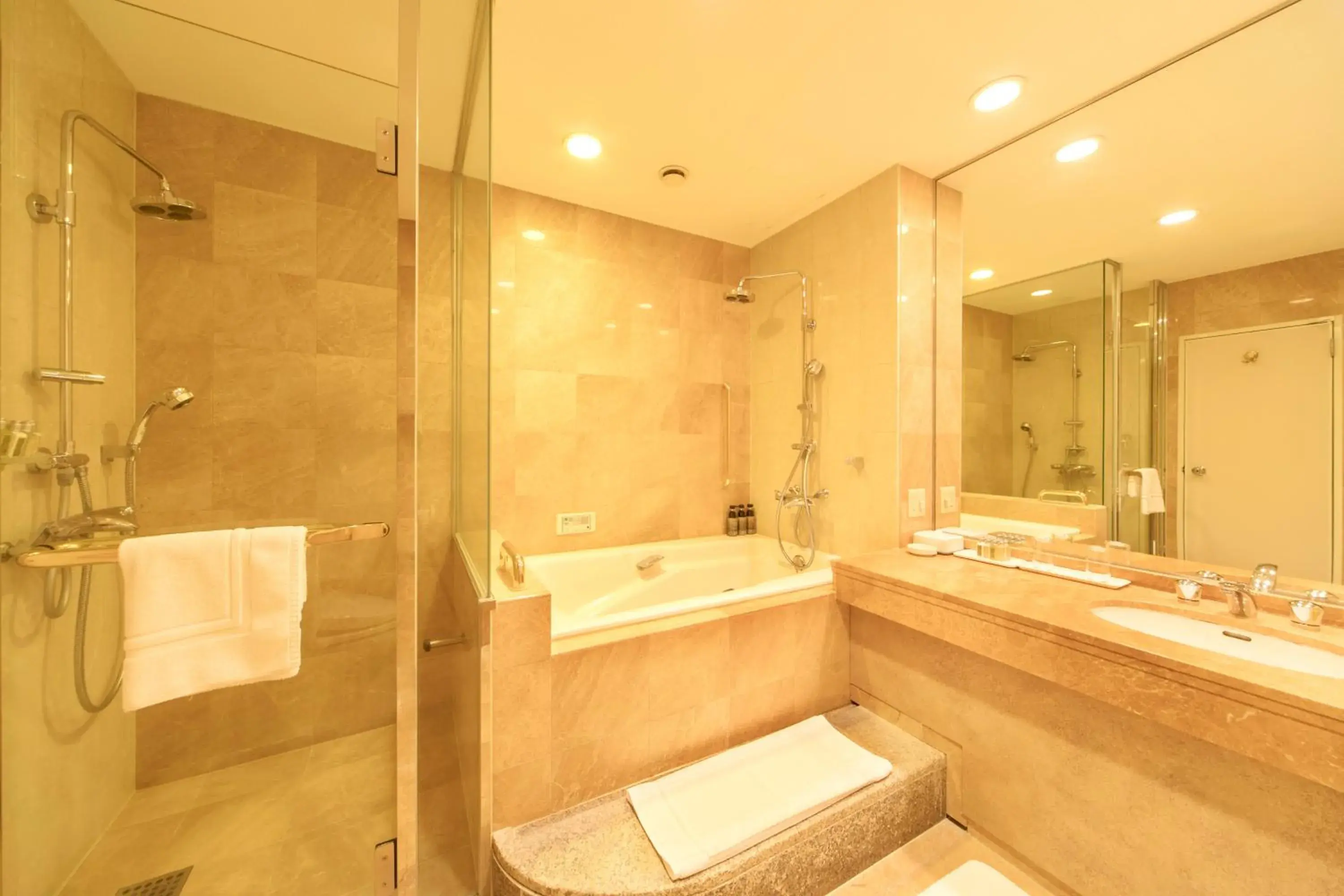 Photo of the whole room, Bathroom in Kobe Seishin Oriental Hotel