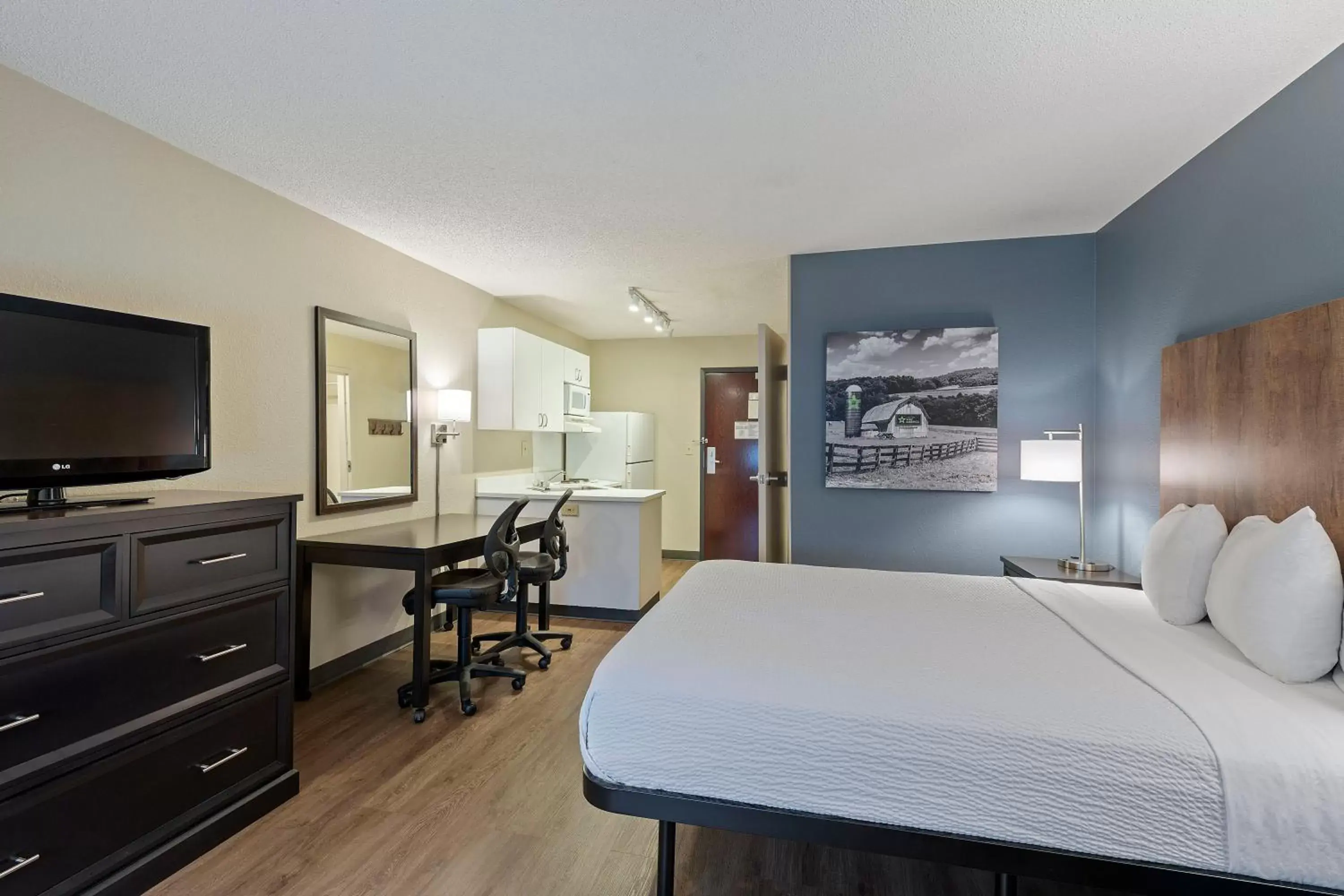 Bed, TV/Entertainment Center in Extended Stay America Suites - Charlotte - Pineville - Park Rd
