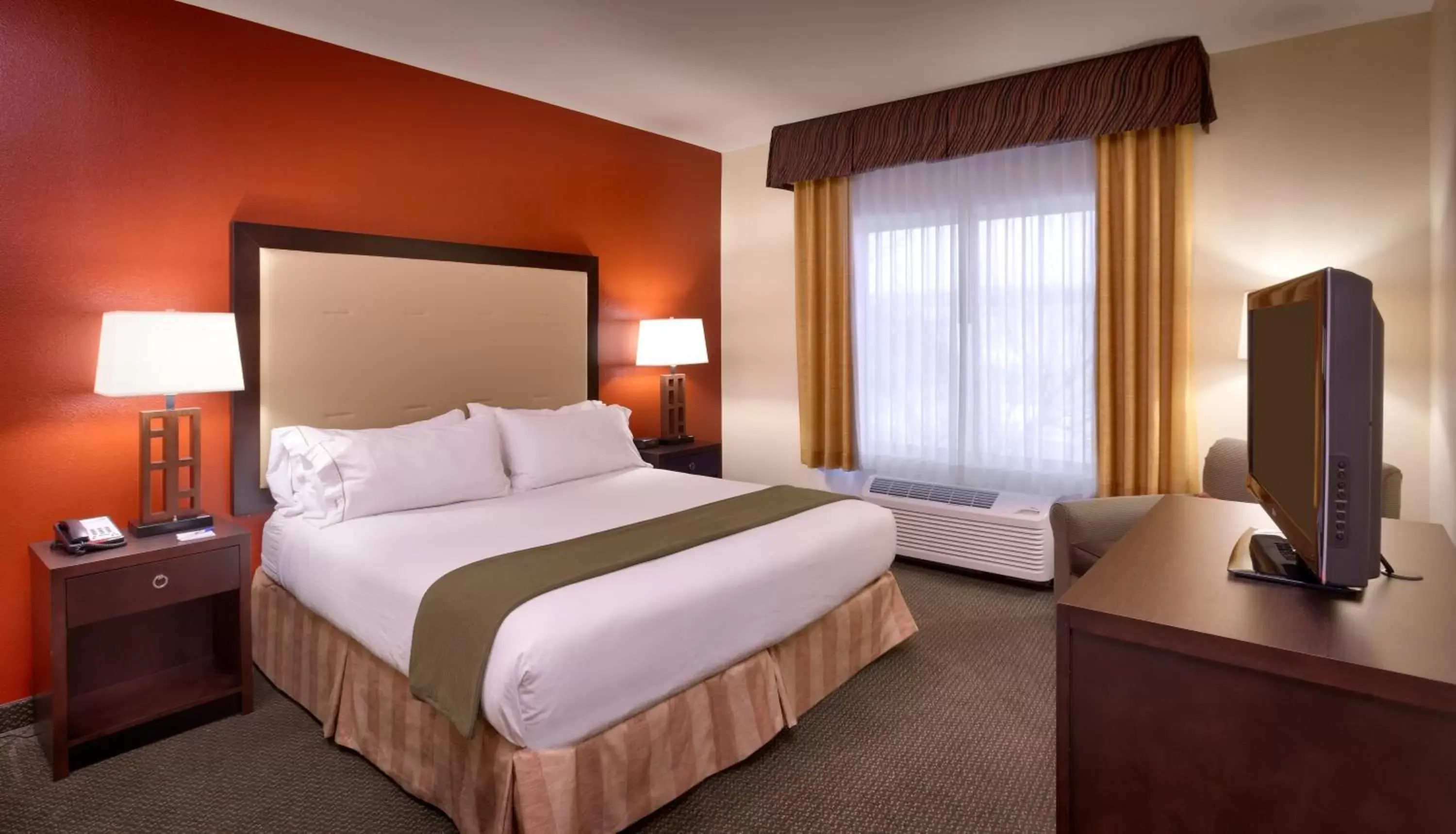 Photo of the whole room, Bed in Holiday Inn Express & Suites Mesquite Nevada, an IHG Hotel