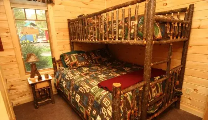 Bedroom, Bunk Bed in The Lodges at Cresthaven