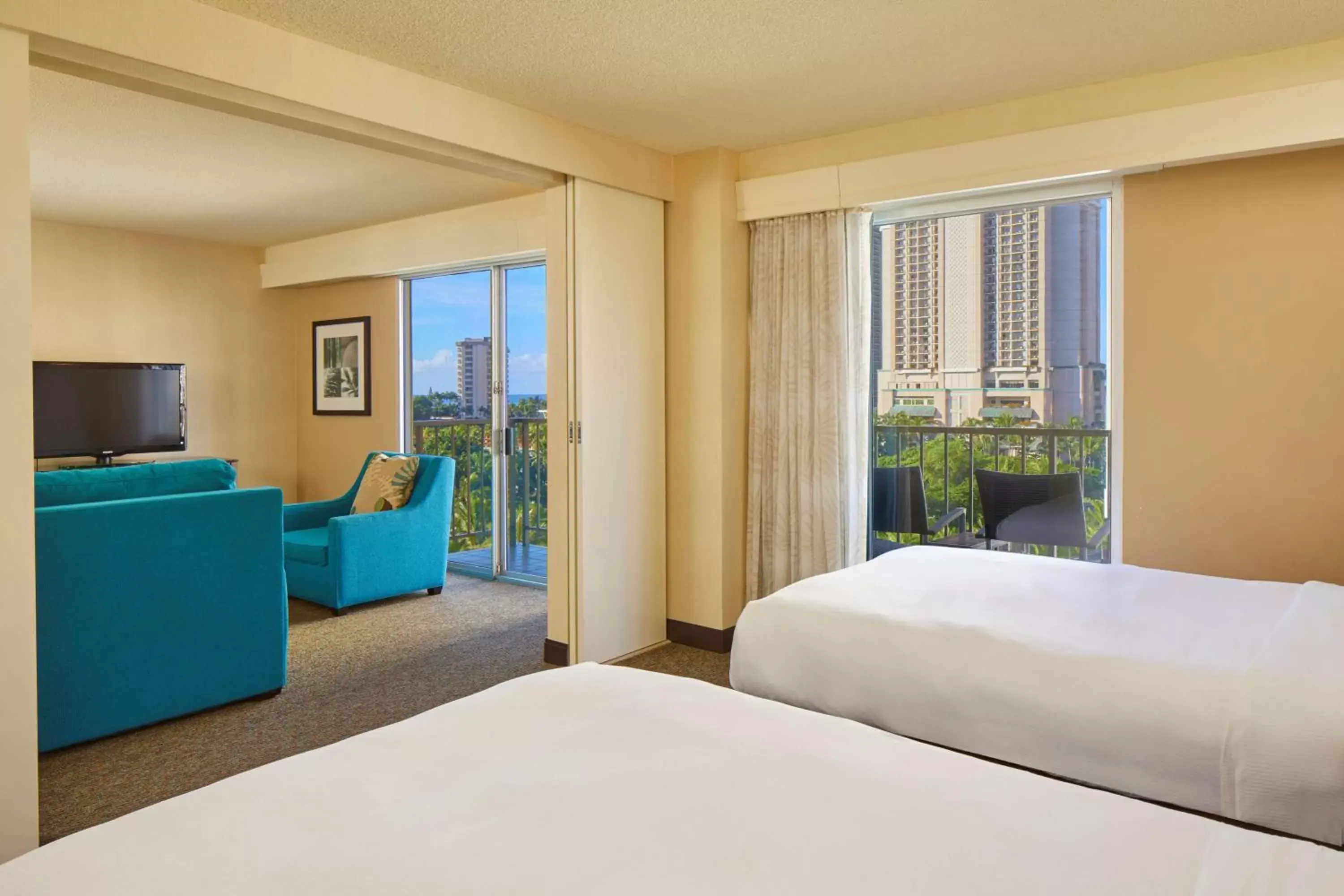 Bed, TV/Entertainment Center in DoubleTree by Hilton Alana - Waikiki Beach