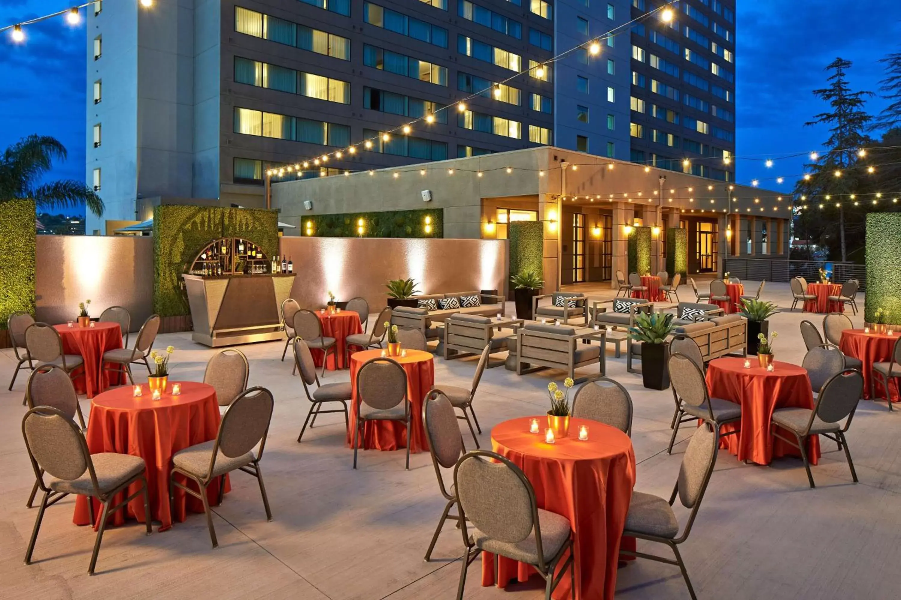 Dining area, Restaurant/Places to Eat in Hilton San Diego Mission Valley