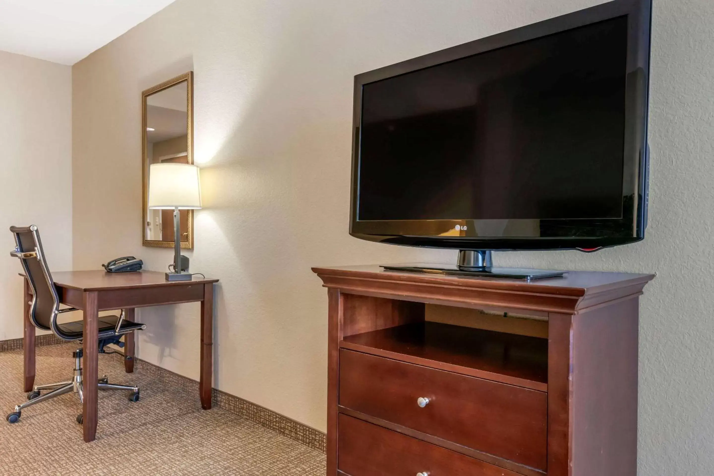 Photo of the whole room, TV/Entertainment Center in Comfort Suites Ocala North
