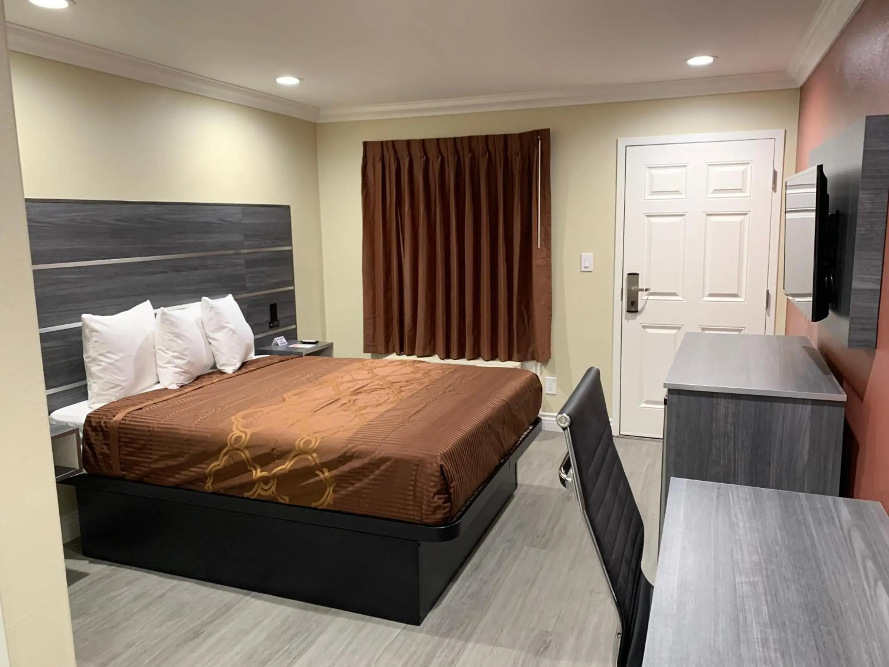 Bed in Pacific Inn Anaheim