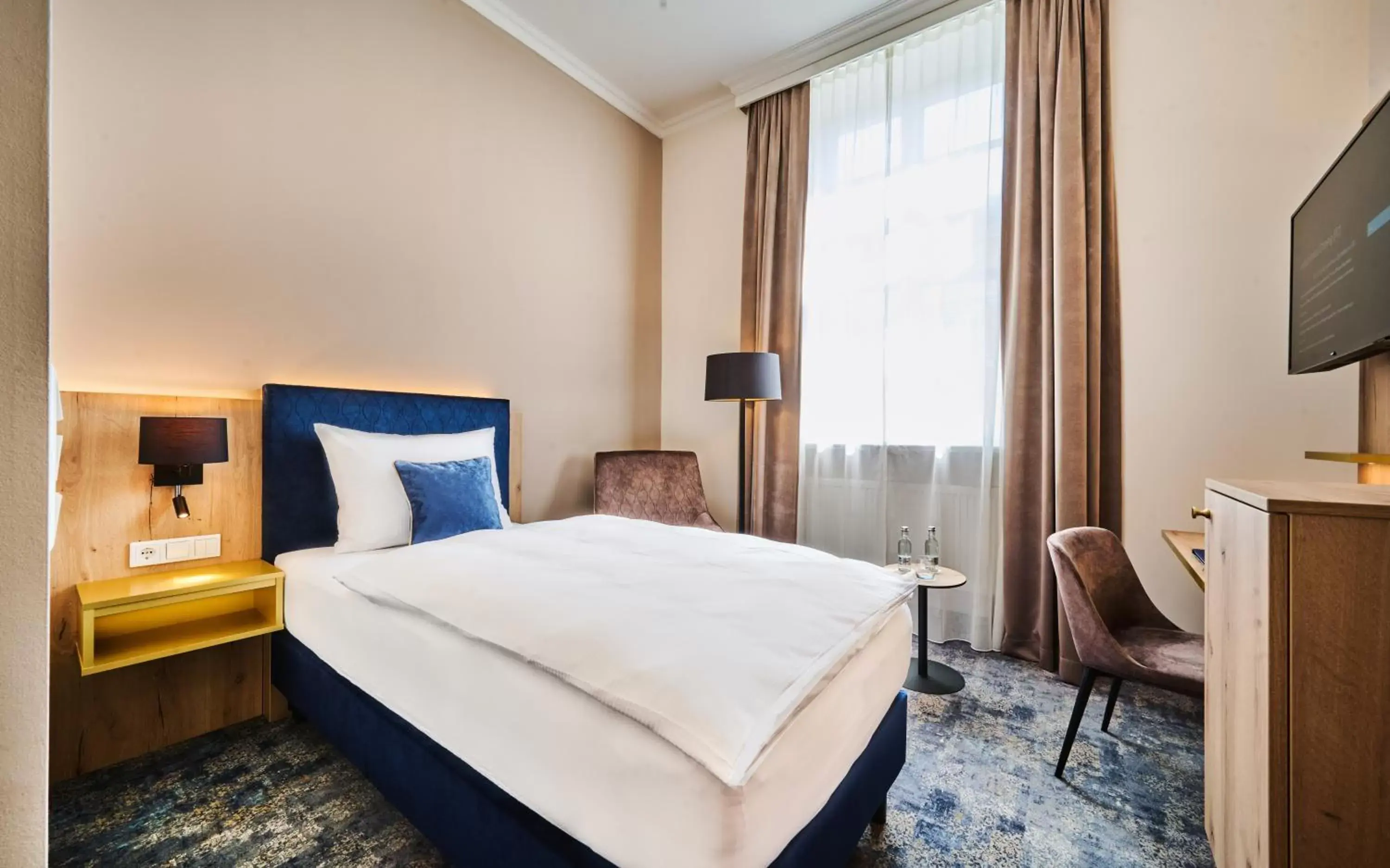 Photo of the whole room, Bed in Hotel Zur Post Altötting Photo of the whole room, Bed in Hotel Zur Post Altötting