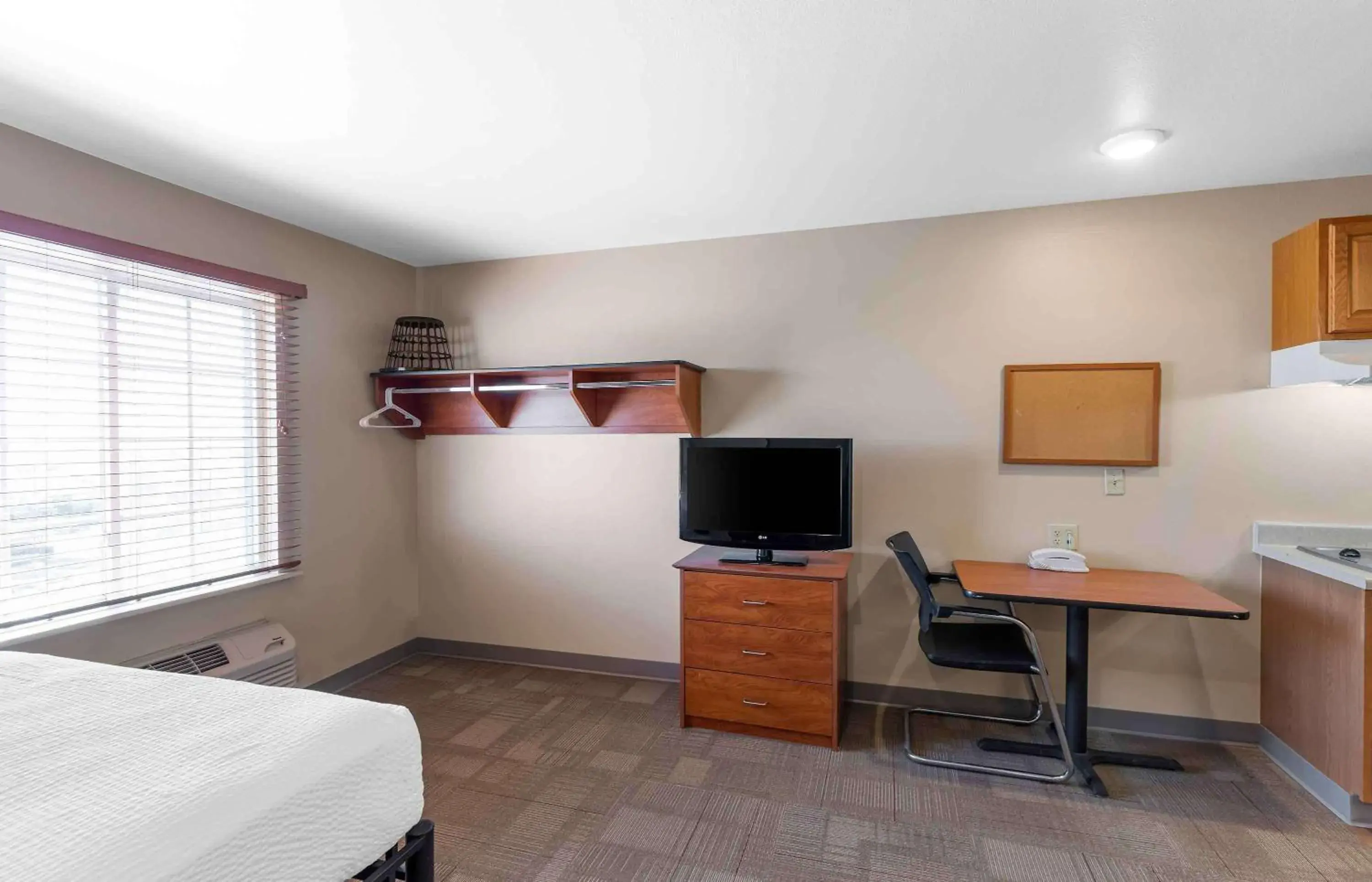 Bedroom, TV/Entertainment Center in Extended Stay America Select Suites - Loveland