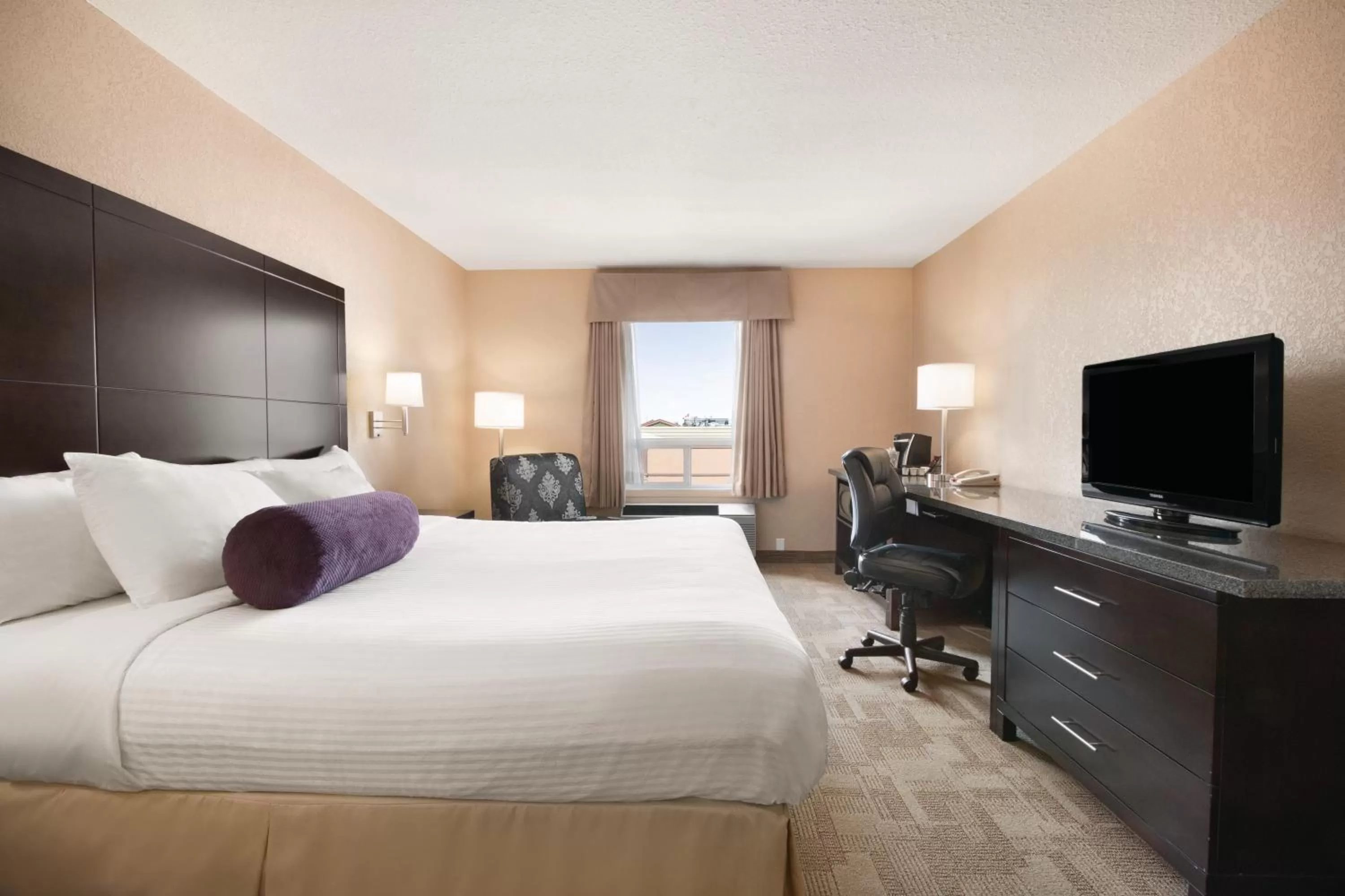 Bedroom, Bed in Days Inn by Wyndham Calgary Airport