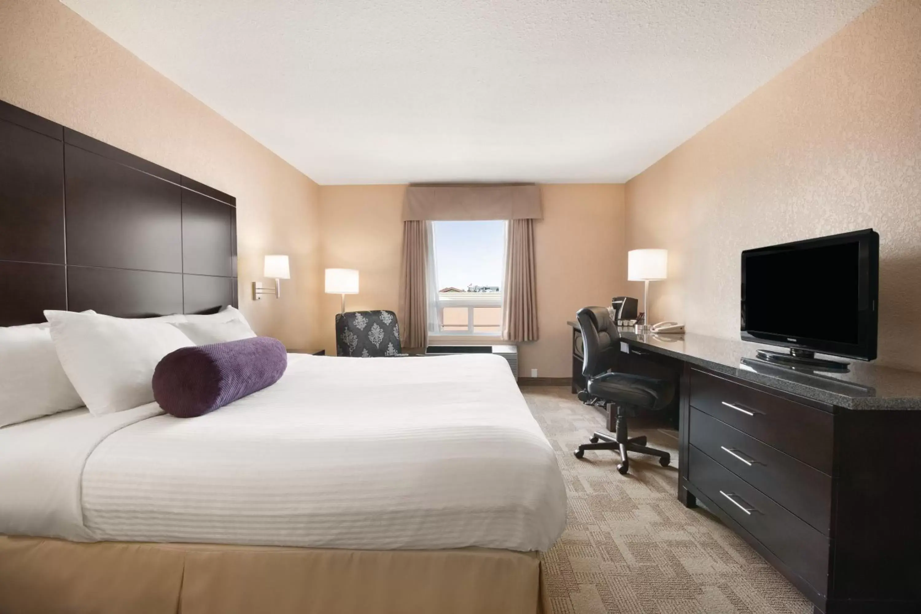 Bedroom, TV/Entertainment Center in Days Inn by Wyndham Calgary Airport